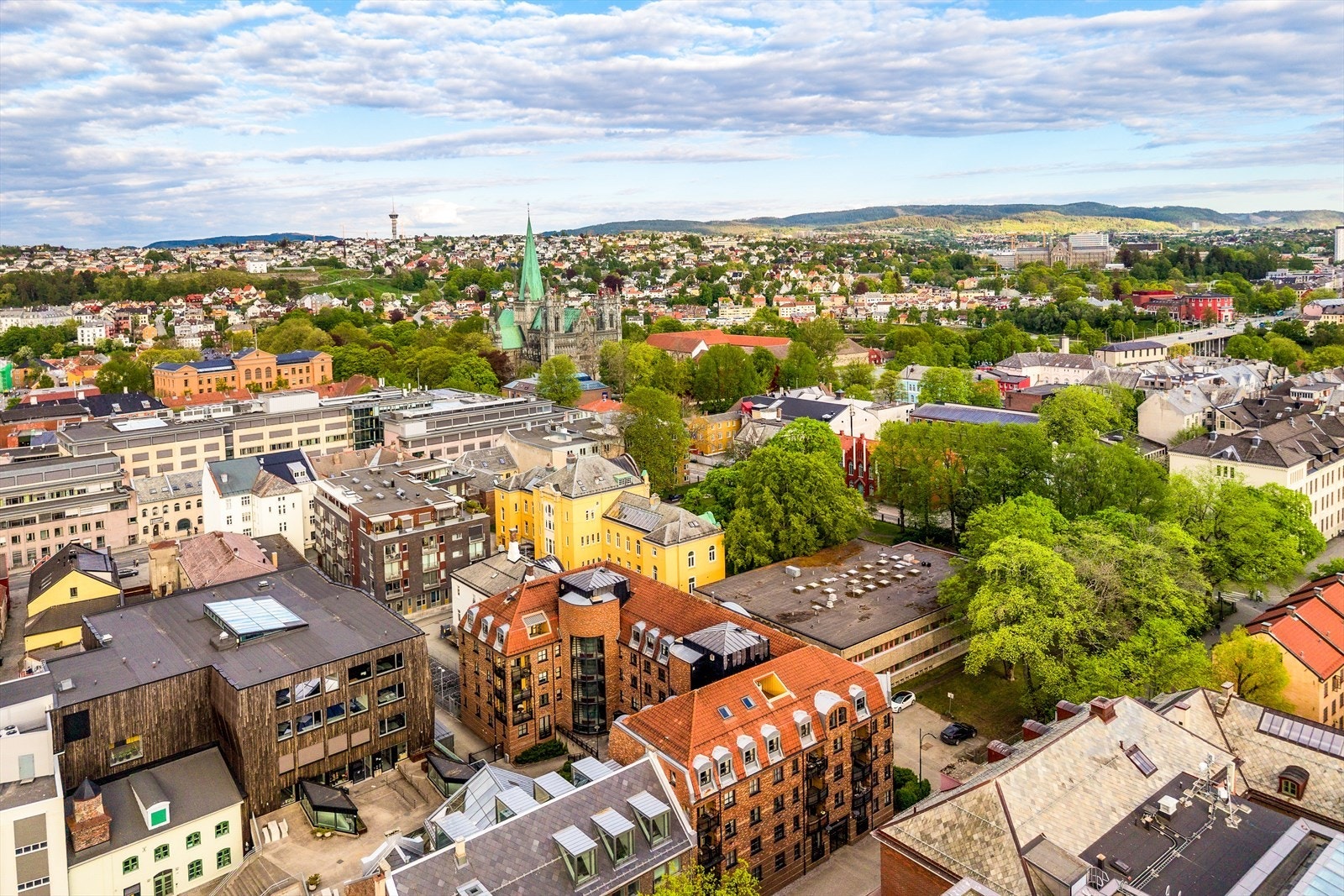 Nærområdet er rikt på vakker Jugendbebyggelse, parkmessige "grønne lunger" og nydelige turområder rundt Nidelva, Marinen m.m. Galleribilde