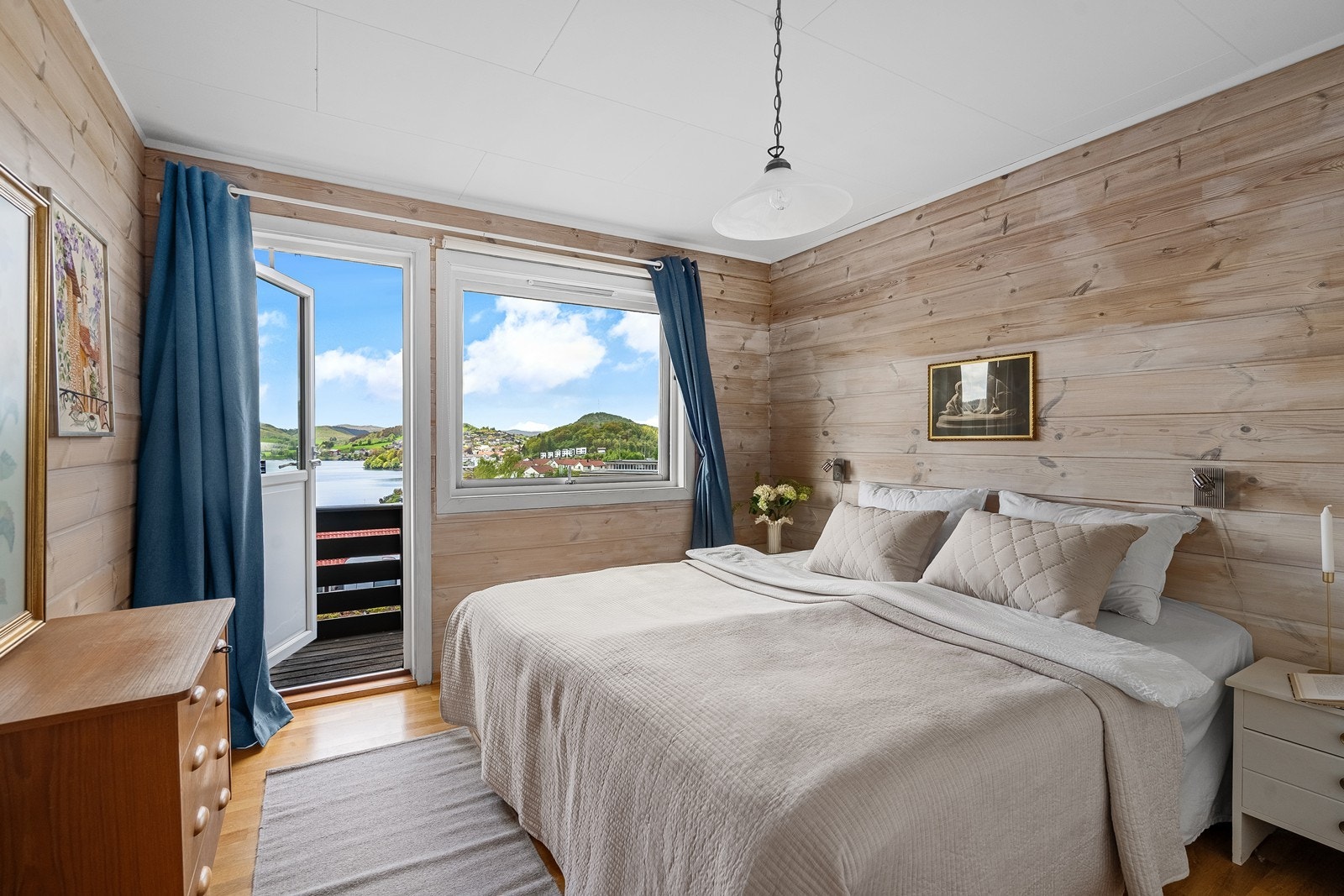 Hovedetasjen inneholder to soverom. Hovedsoverom med utgang til balkong. Galleribilde