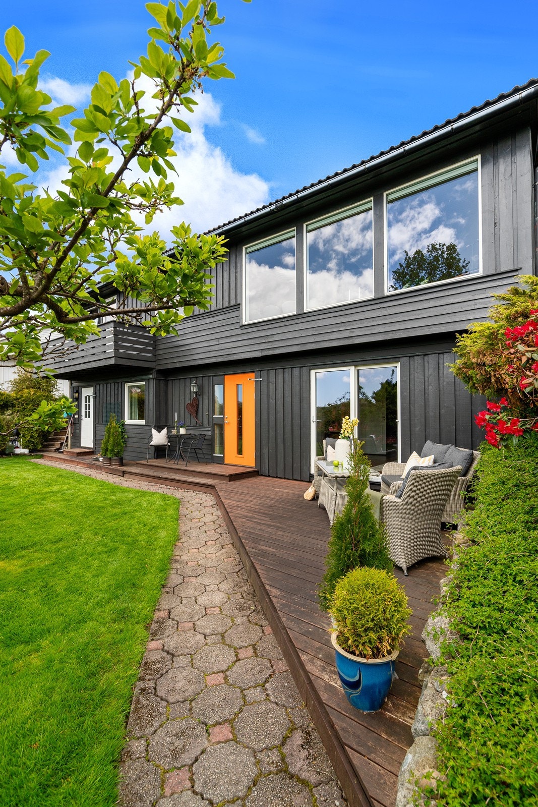 Små stier slynger seg gjennom hagen og leder naturlig frem til både inngangsparti og terrasse. Galleribilde