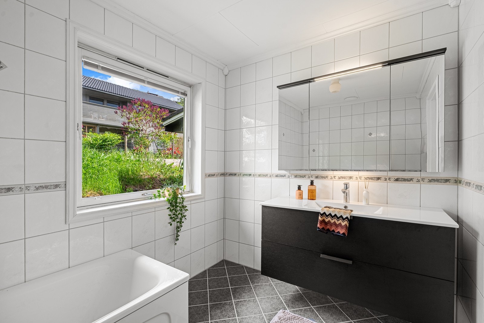 Badet i denne etasjen ble oppgradert i 2005 og har fliser på gulv og vegger. Galleribilde