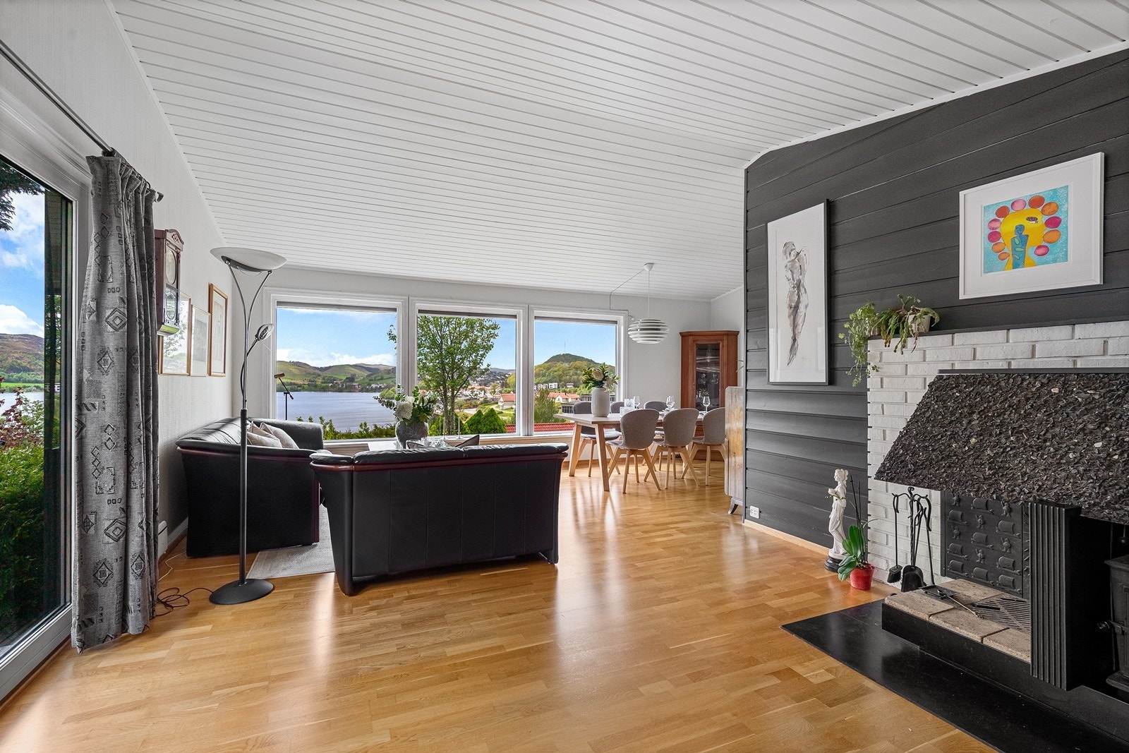 Stuen har peis for den ekstra gode varmen på de kaldeste vinterkveldene. Galleribilde