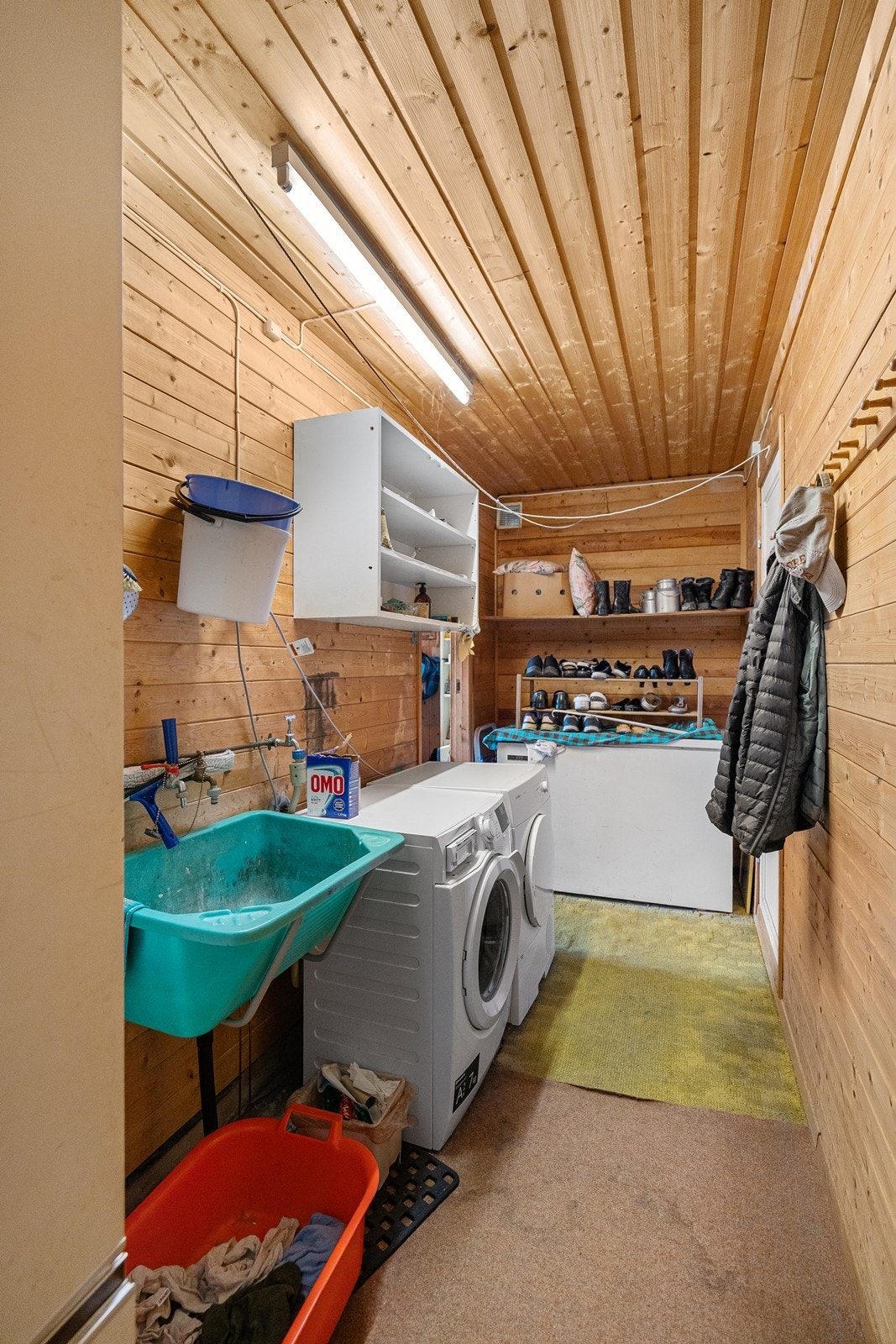 Praktisk vaskerom med opplegg for vaskemaskin og utslagsvask. Galleribilde