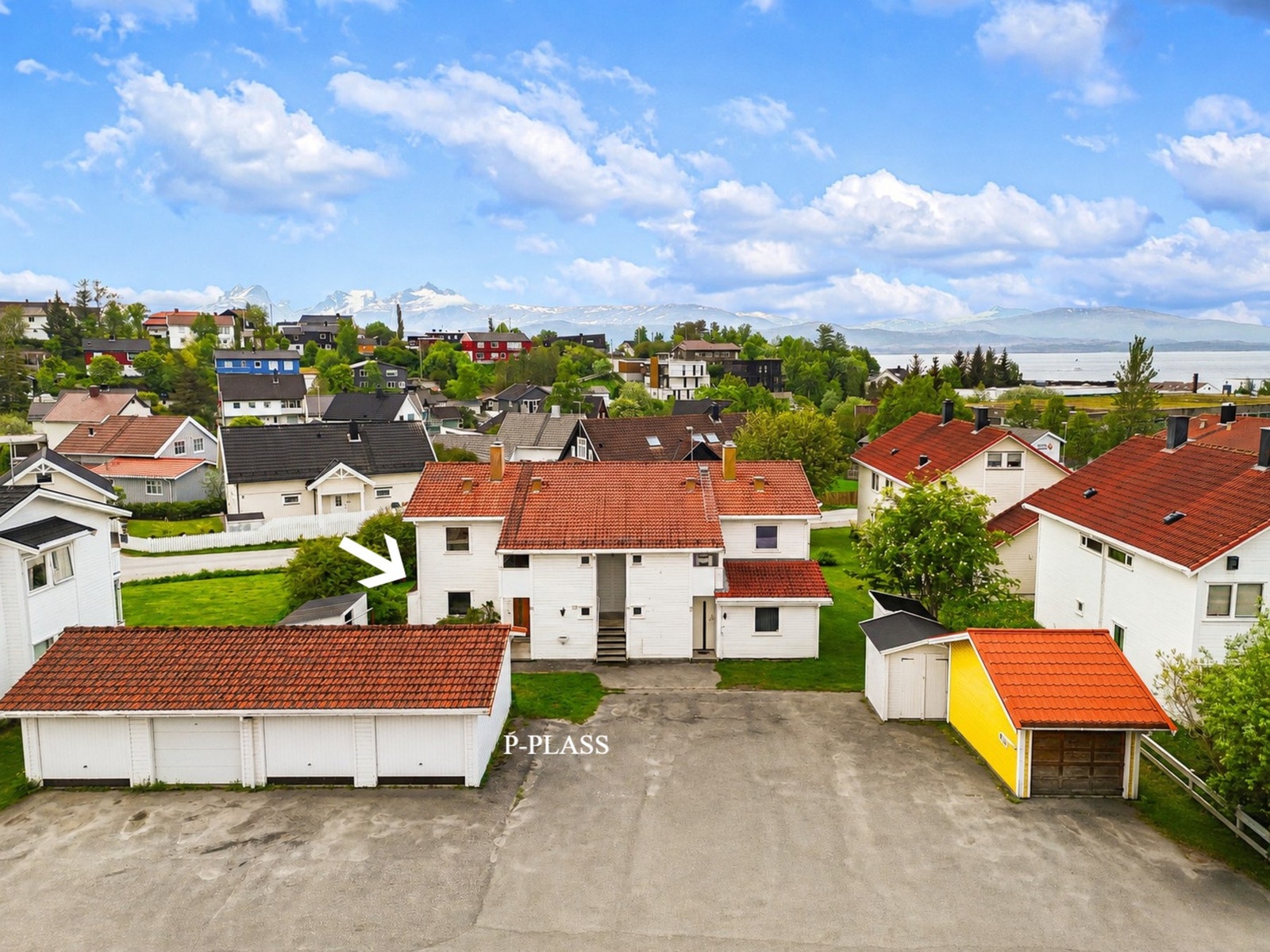 Eiendommen ligger i et stille og rolig boligområde på Jensvoll/Alstad - med kort vei til både dagligvarebutikk, treningssenter og bussforbindelse. Galleribilde