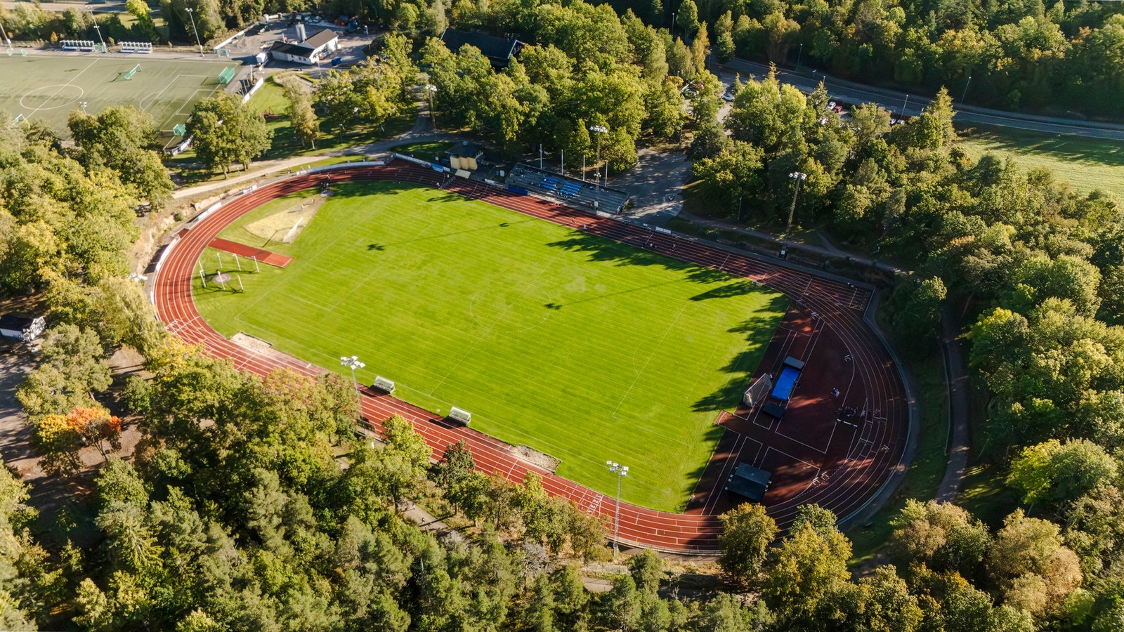 Berger stadion ligger under 10 minutters gange fra boligen og tilbyr moderne fasiliteter for fotball, friidrett og et aktivt idrettsmiljø året rundt. Galleribilde