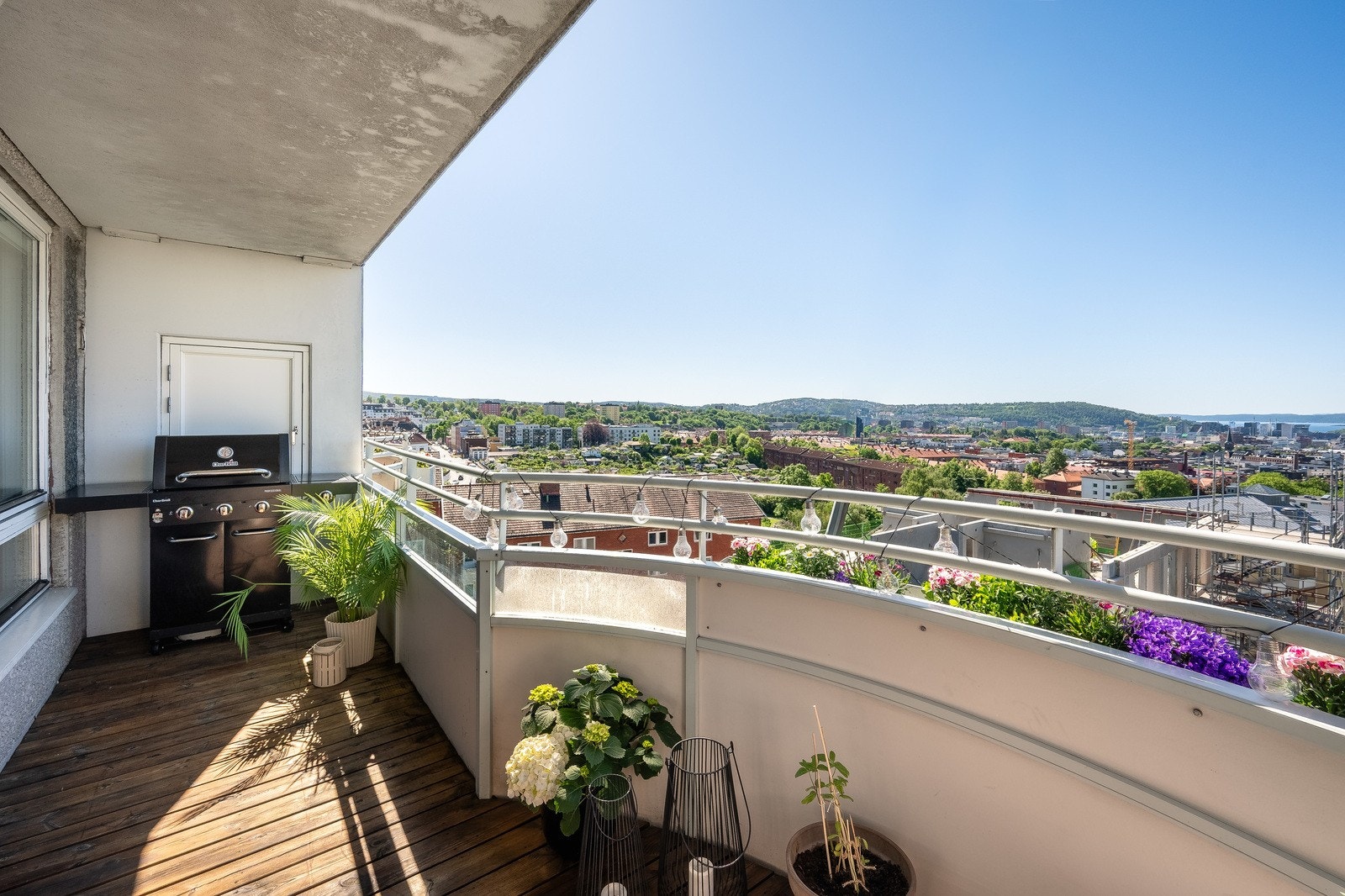 Fra stuen er det adkomst til en stor sørvestvendt balkong på ca. 9,9 m² som ligger badet i sol fra tidlig morgen og til langt utpå kveldstid Galleribilde