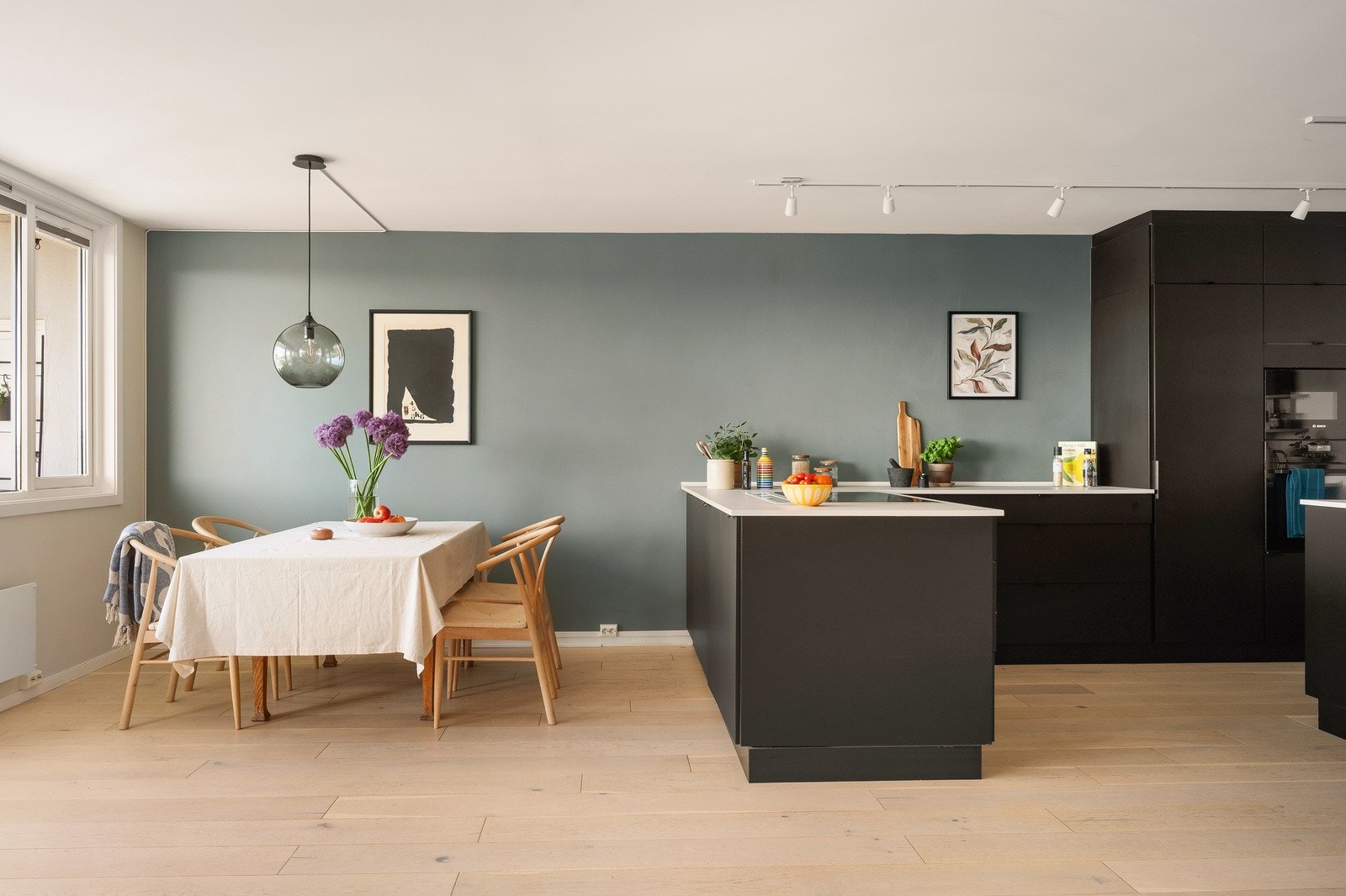 Ved siden av kjøkkenet er det god plass for å møblere med et stort spisestuebord, og her er det god plass til å invitere på store selskapskvelder Galleribilde