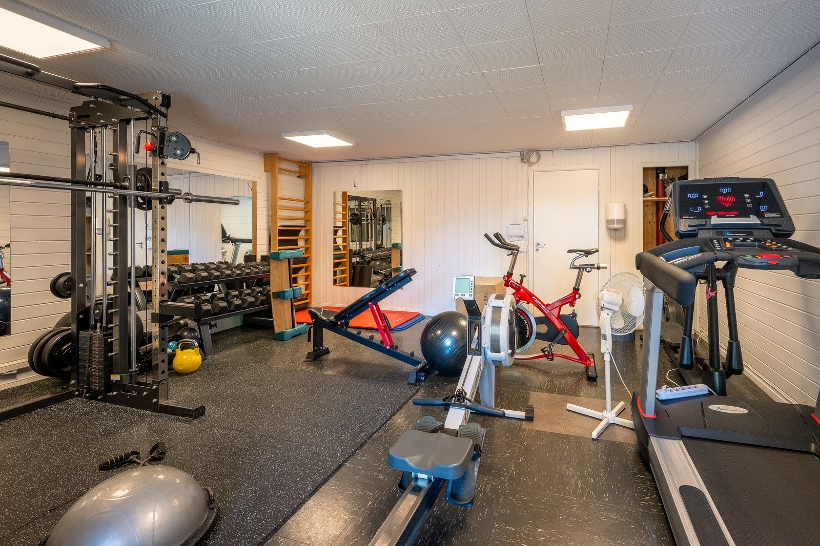 Bygget har et velutstyrt trimrom til glede for alle beboere med tilgang (kr 1000,- pr leilighet pr år) Galleribilde