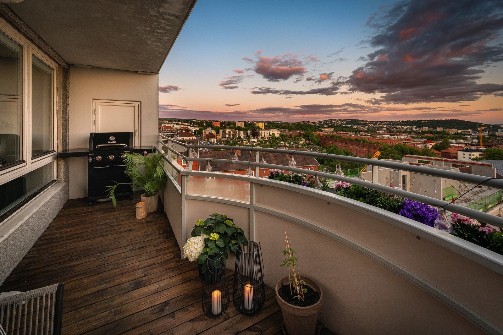Her kan sene sommerkvelder nytes med venner og familie med noe godt på grillen, mens man skuer utover den upåklagelige utsikten Galleribilde