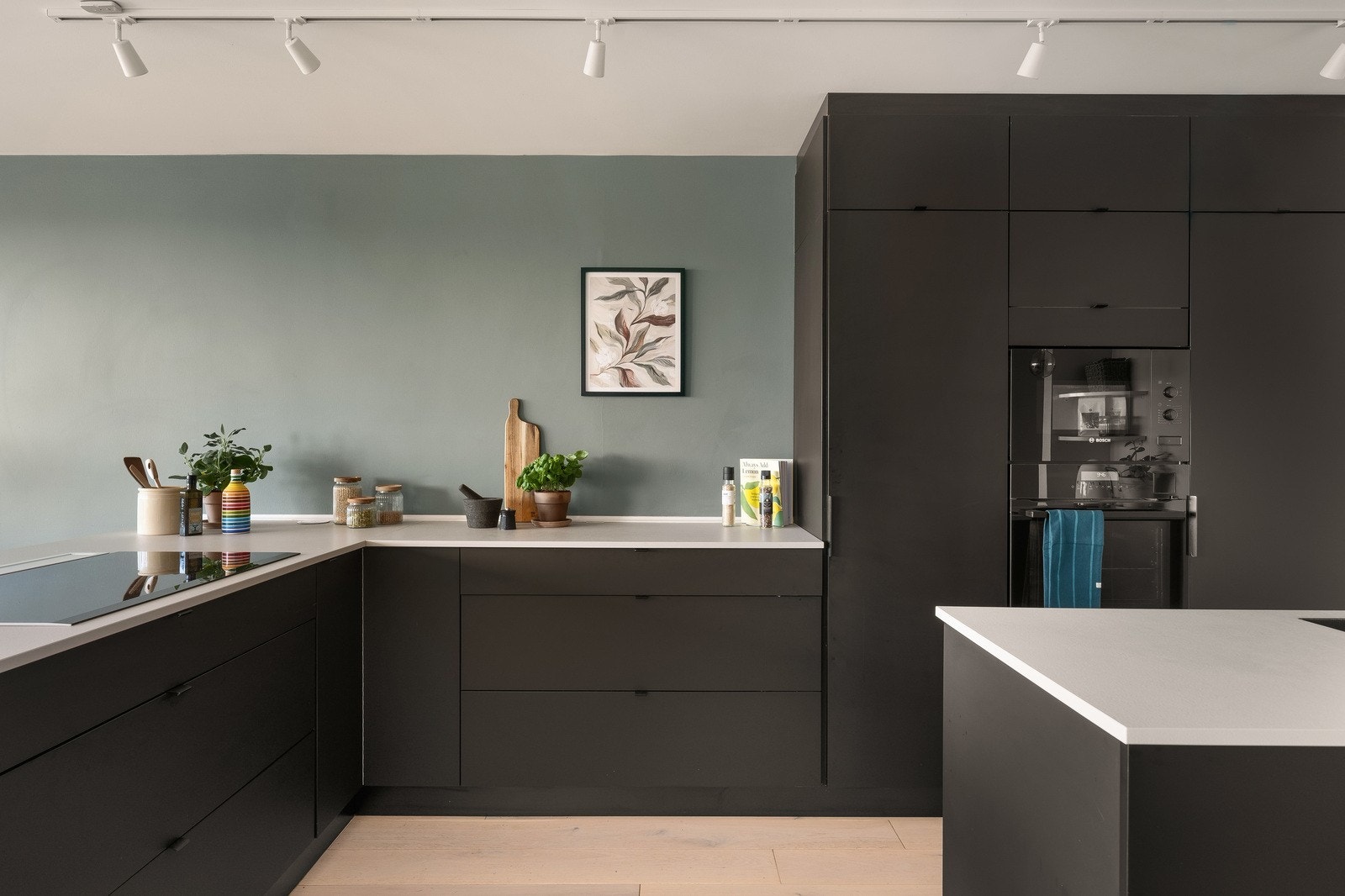 Utsøkt og velutstyrt kvalitetskjøkken fra Kvik, som ble skreddersydd for leiligheten i 2018 - nordisk design på sitt beste, med et stilrent og moderne uttrykk! Galleribilde