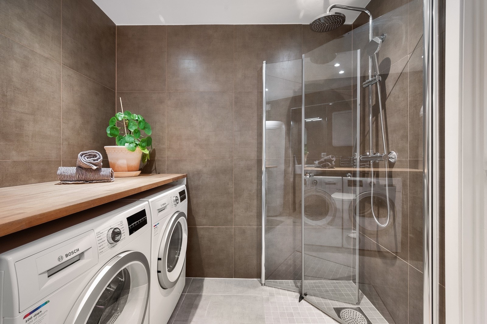 Dette badet er også utstyrt med moderne regnfallsdusj og er også kledd i smakfulle storformatfliser Galleribilde