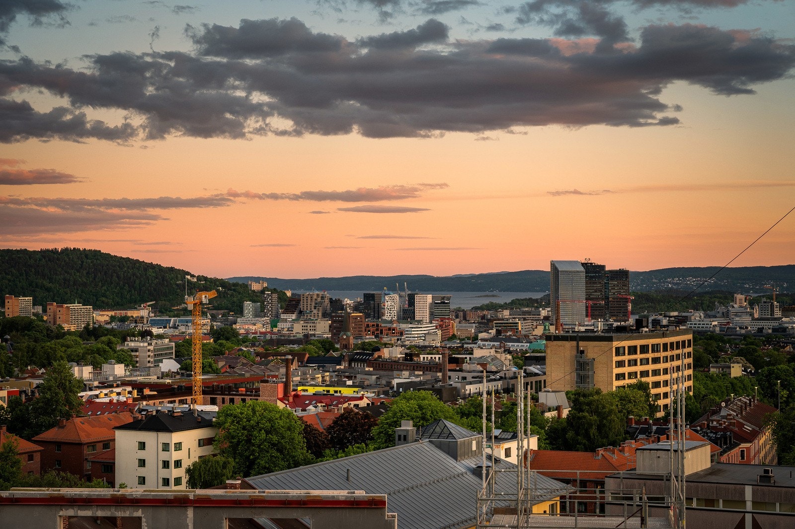 Her legger solnedgangen et varmt, gyllent slør over landskapet, mens utsikten over Oslo trer frem i et mykt kveldslys Galleribilde