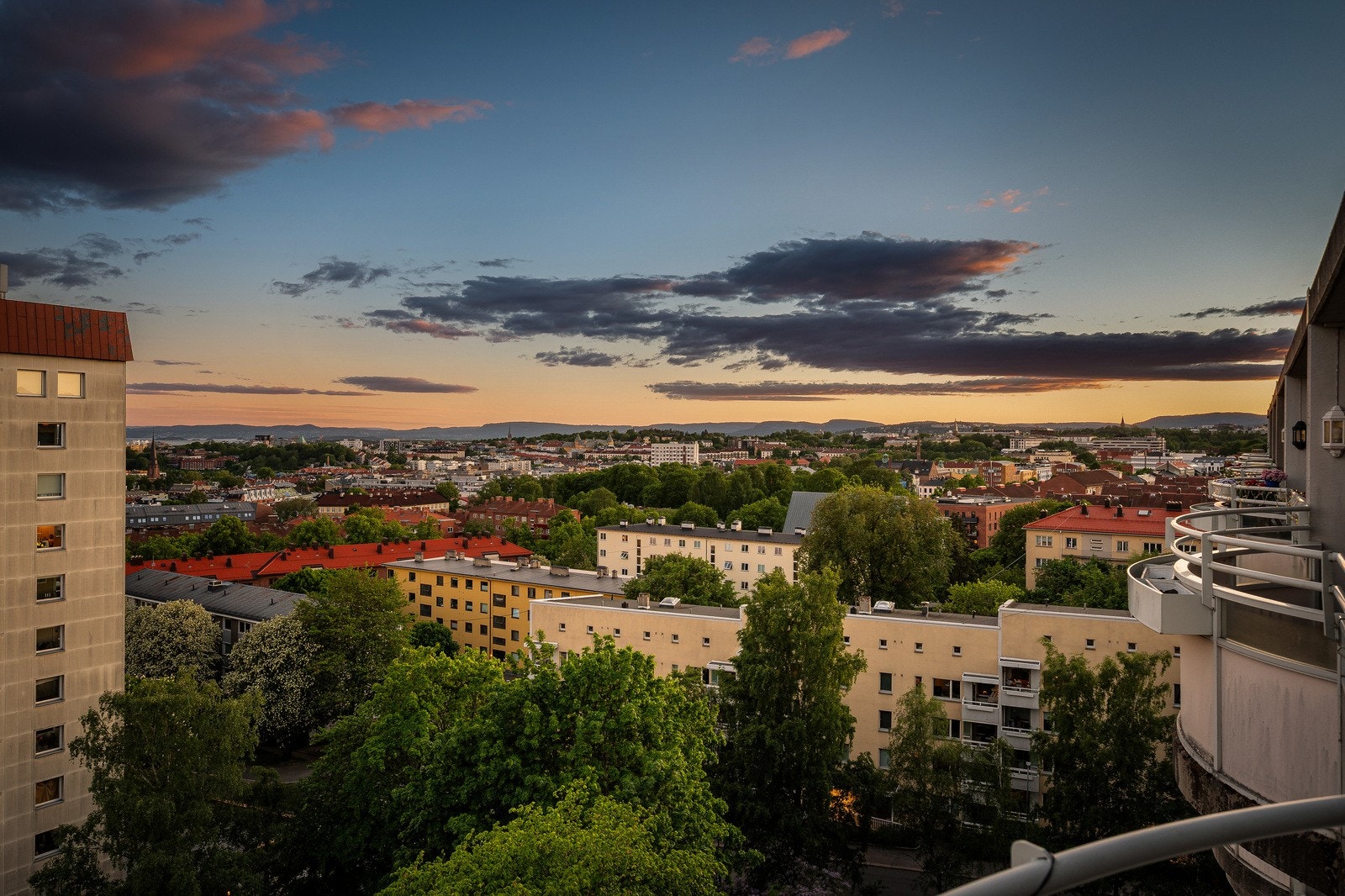 Her får man en unik ramme rundt kveldene, med eksepsjonell utsikt, samt magisk fargespill på kveldshimmelen mens solen senker seg bak horisonten Galleribilde