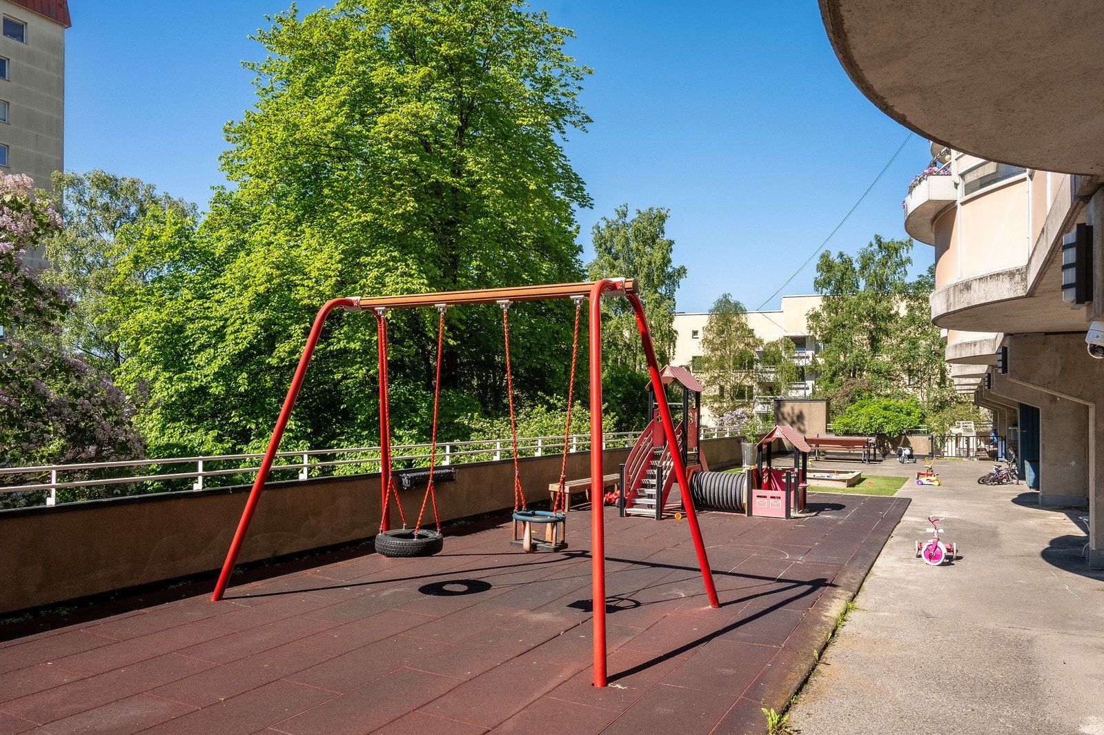 Rett utenfor er det utstyrt med en fin lekeplass for de små, i skjermede omgivelser Galleribilde