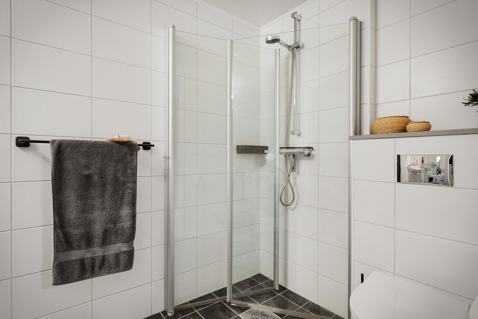 Dusjhjørne og vegghengt wc Galleribilde
