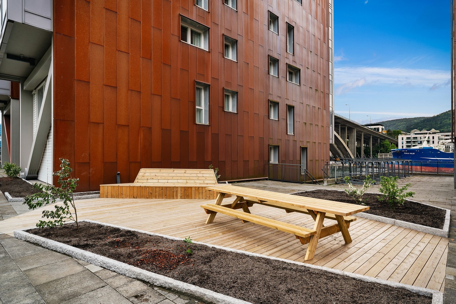 Felles uteplass ved bygget. Det pågår en betydelig oppgradering utenfor med flott parkområde, til glede for nye beboere Galleribilde