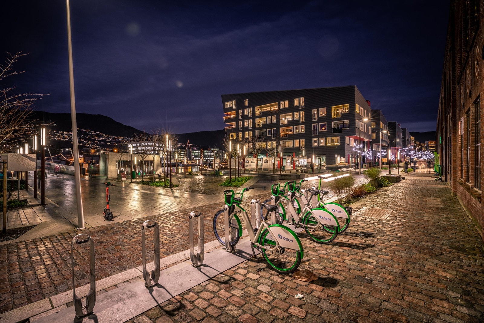 Bysykler like ved Galleribilde
