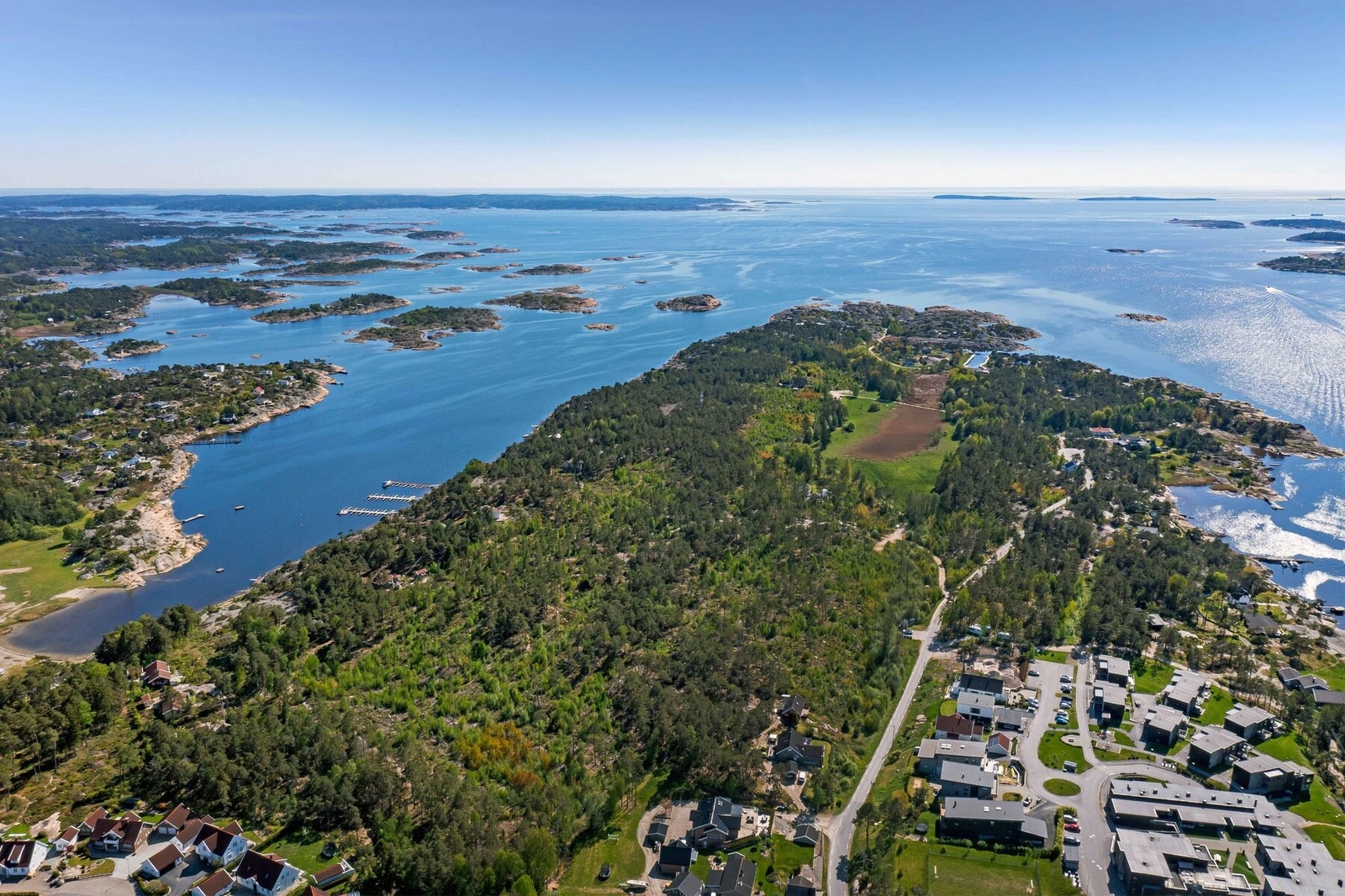 Dronefoto over tomteområdet Galleribilde