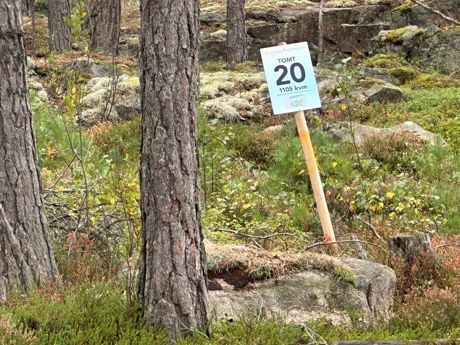 Tomtene er merket med skilt som er plassert i sentrum av tomta. Galleribilde