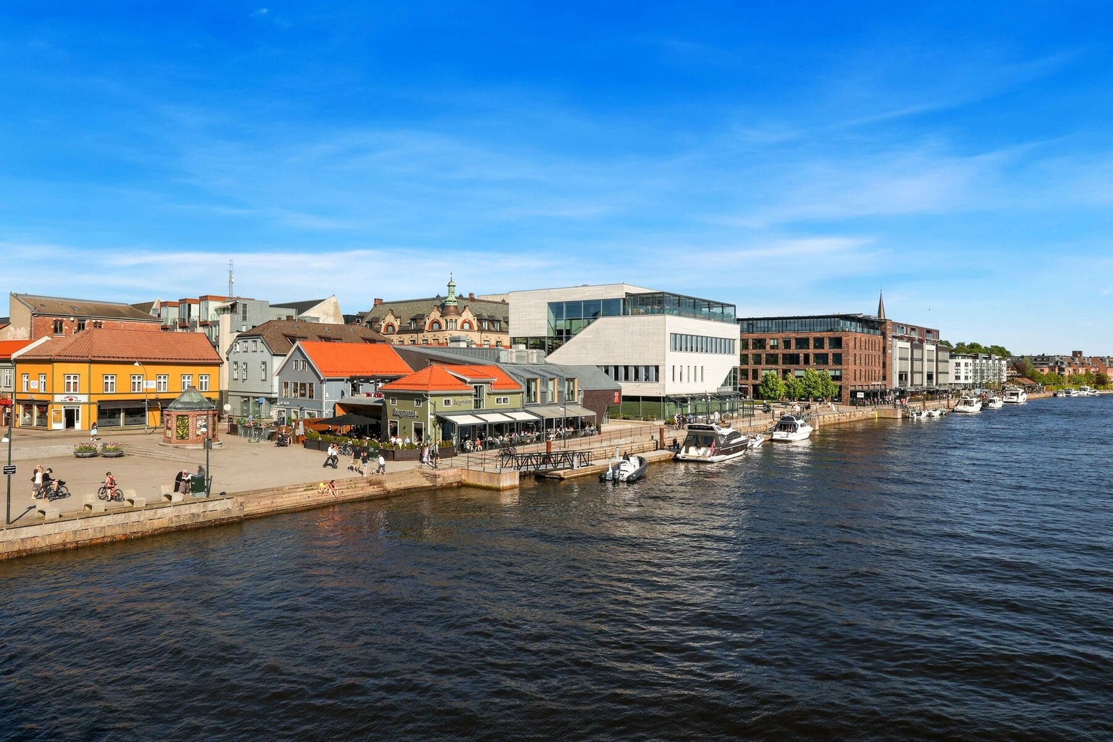 Trivelige Fredrikstad brygge Galleribilde