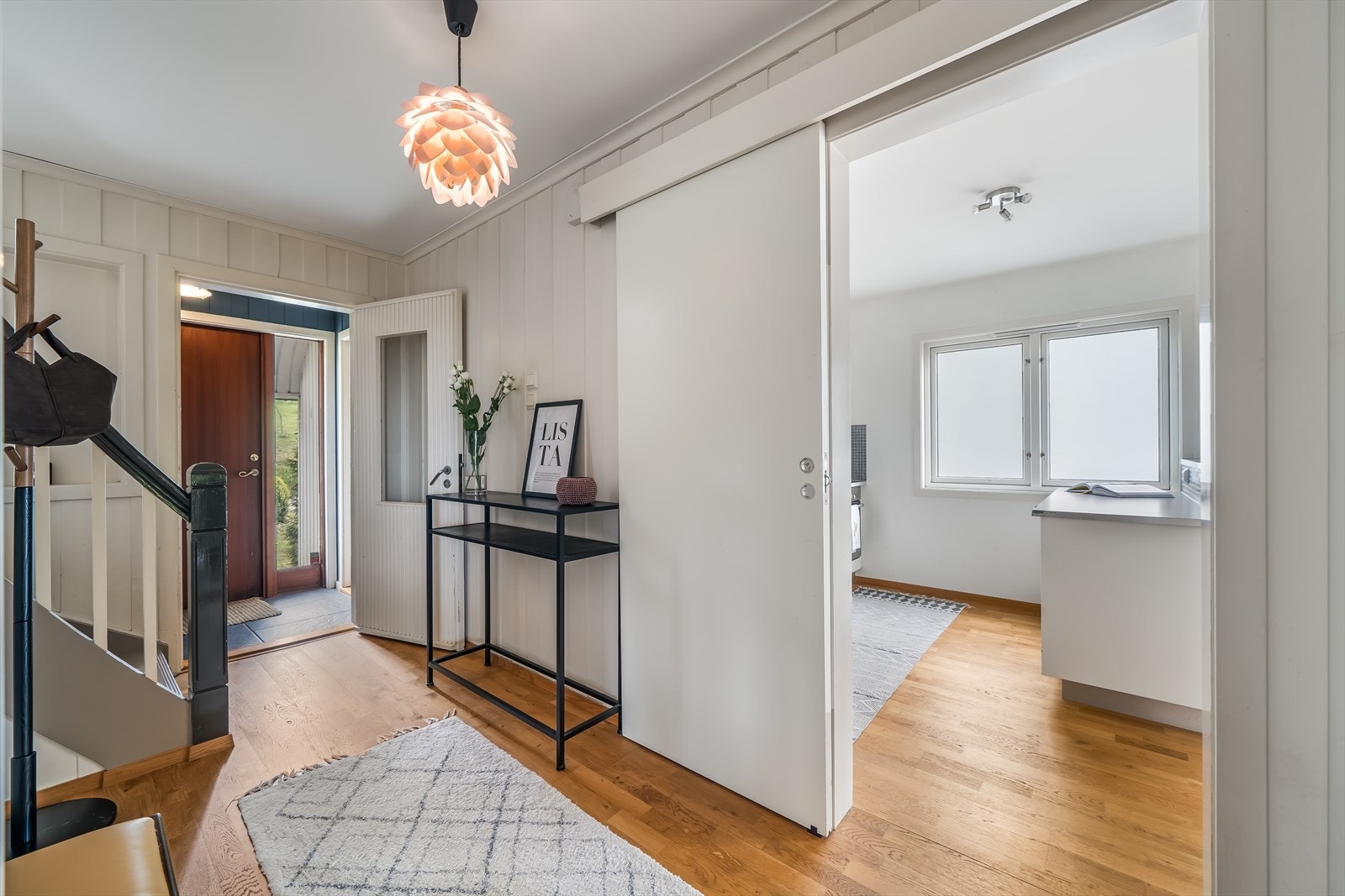 Fra gangen er det adkomst til kjøkkenet og stuen. Galleribilde