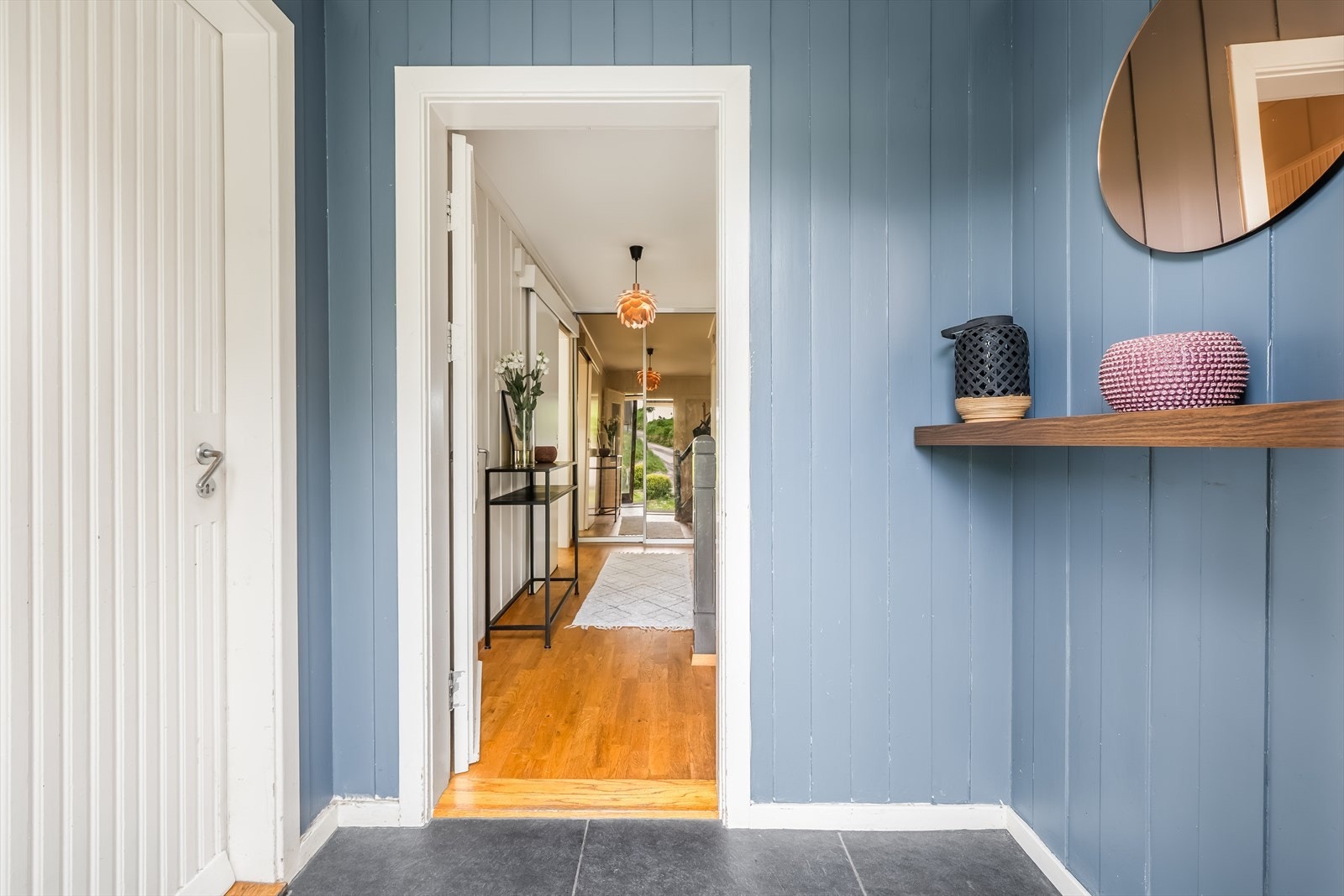 Vindfanget leder inn til en lys gang som binder etasjen sammen. Galleribilde