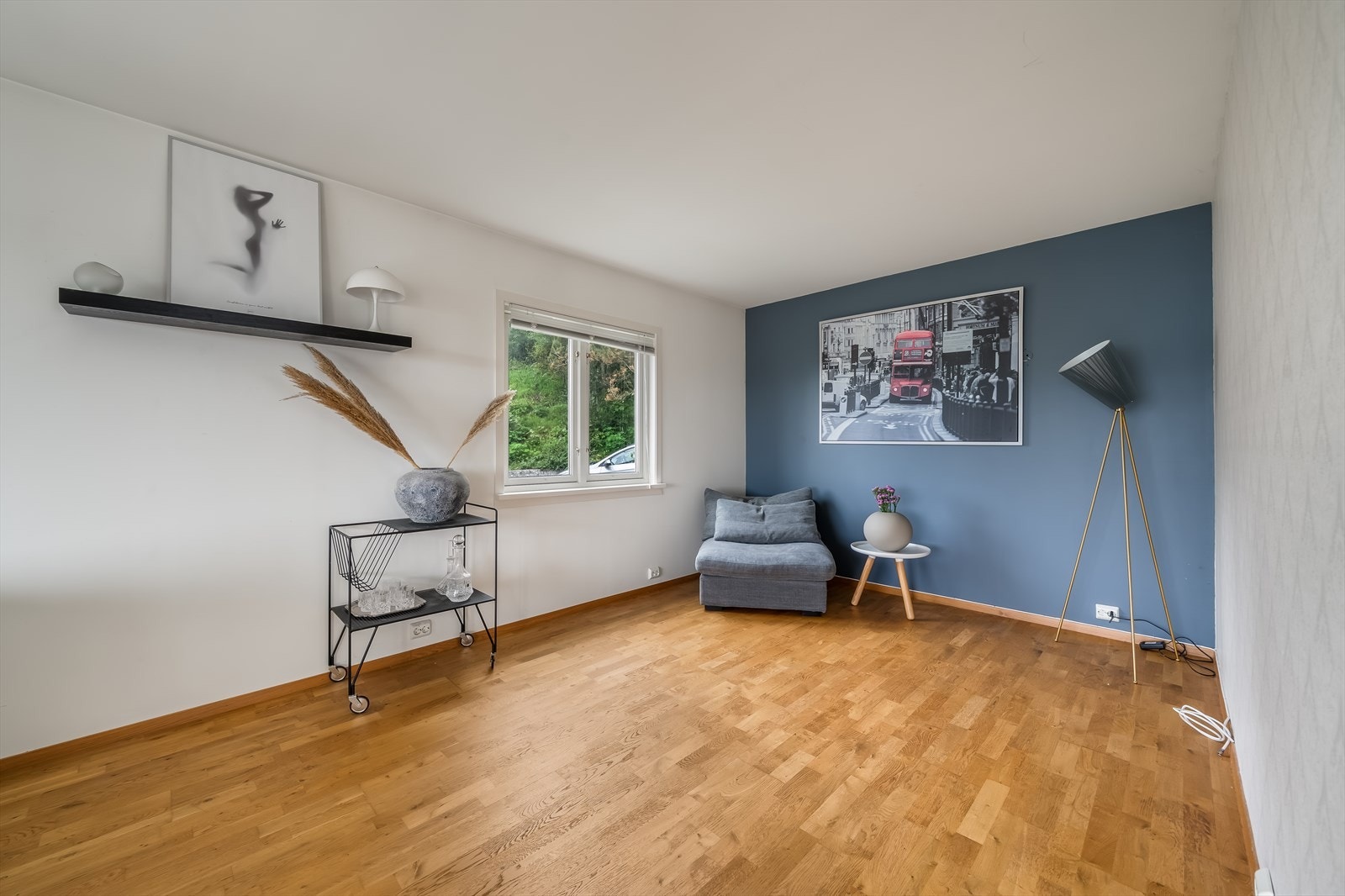 En egen krok i stuen gir mulighet for en lesekrok eller en ekstra sittegruppe. Galleribilde