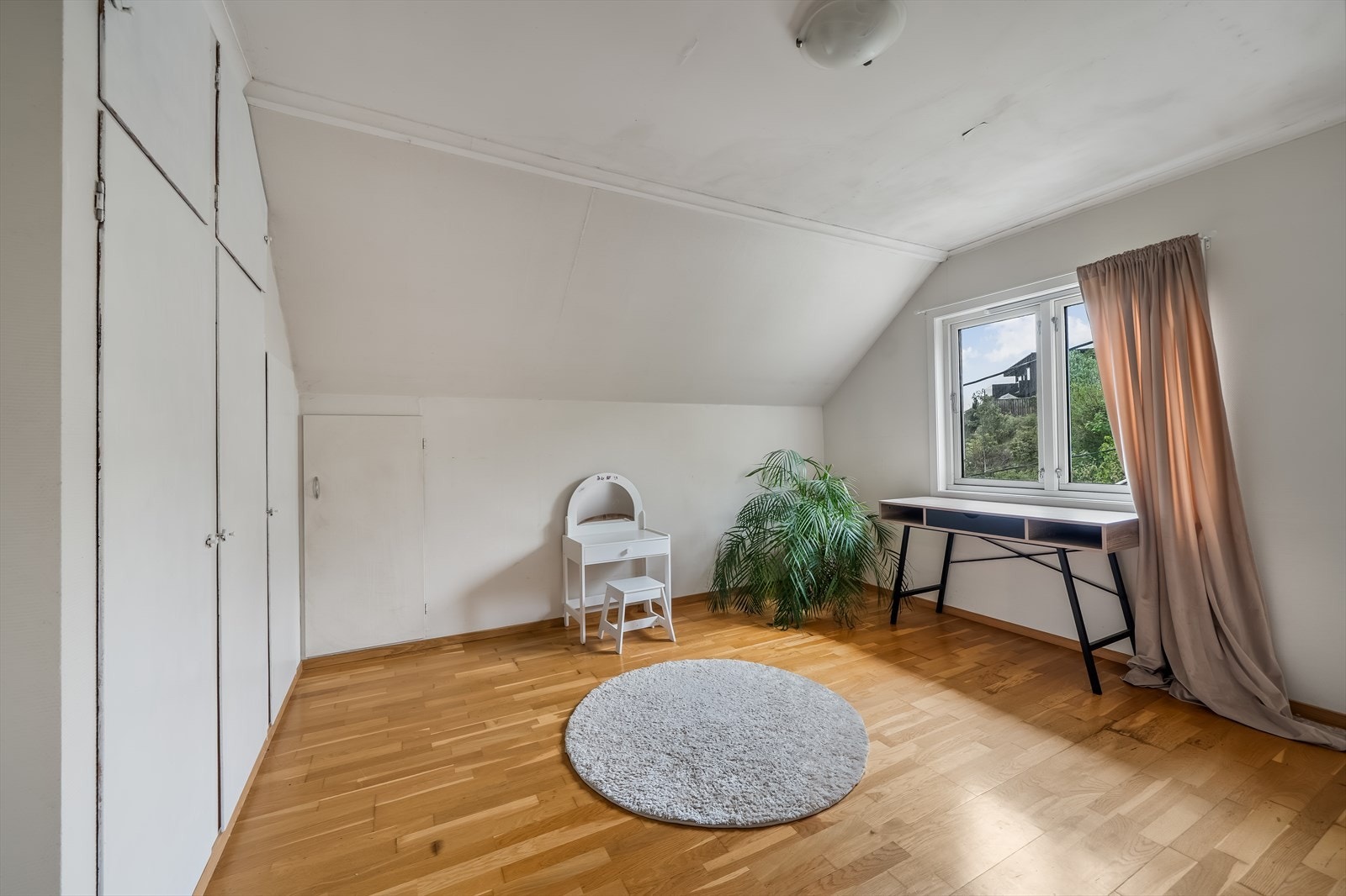 Det andre soverommet på loftet har plassbygde skap for effektiv oppbevaring. Galleribilde