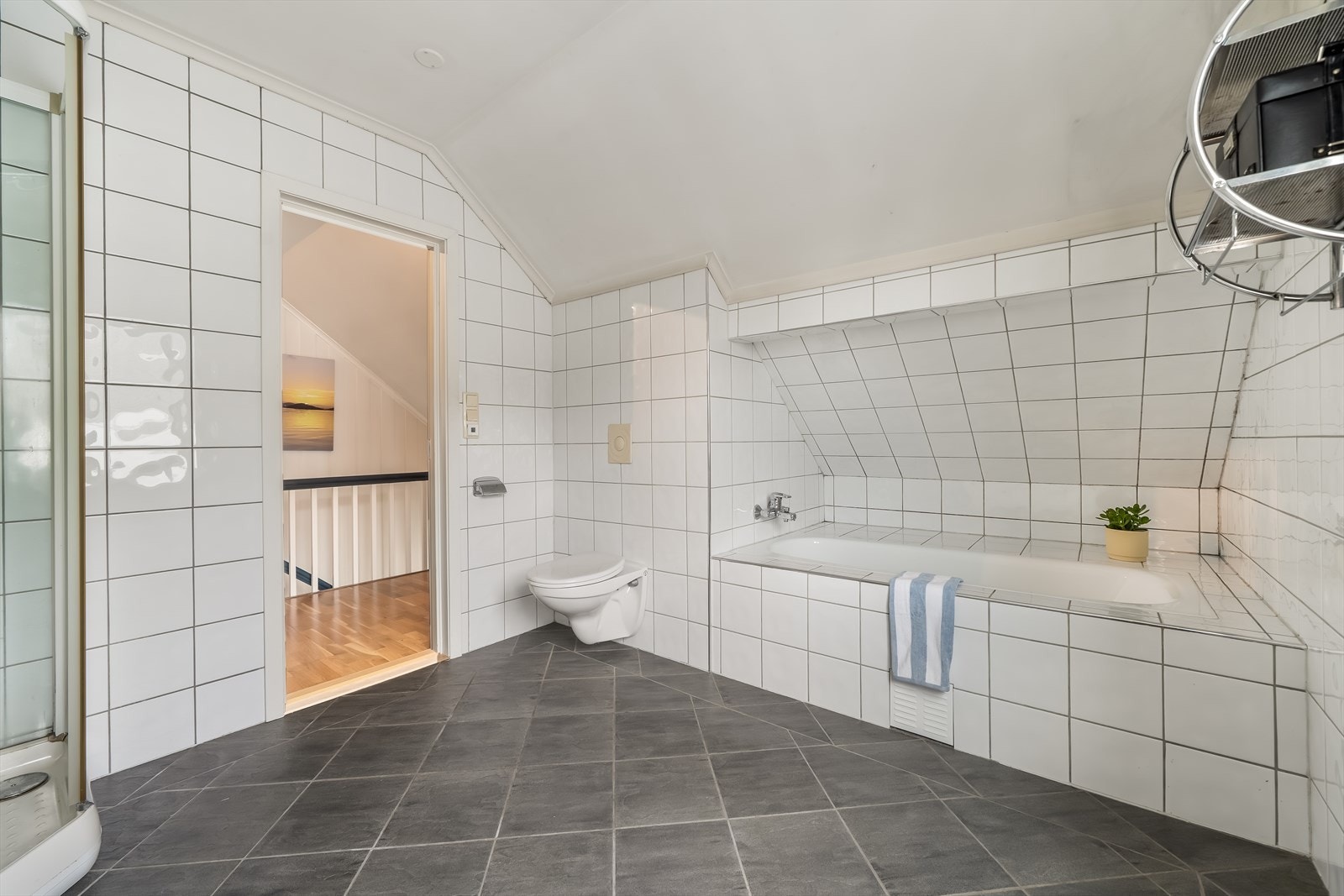 Gulvet på badet har elektriske varmekabler. Galleribilde
