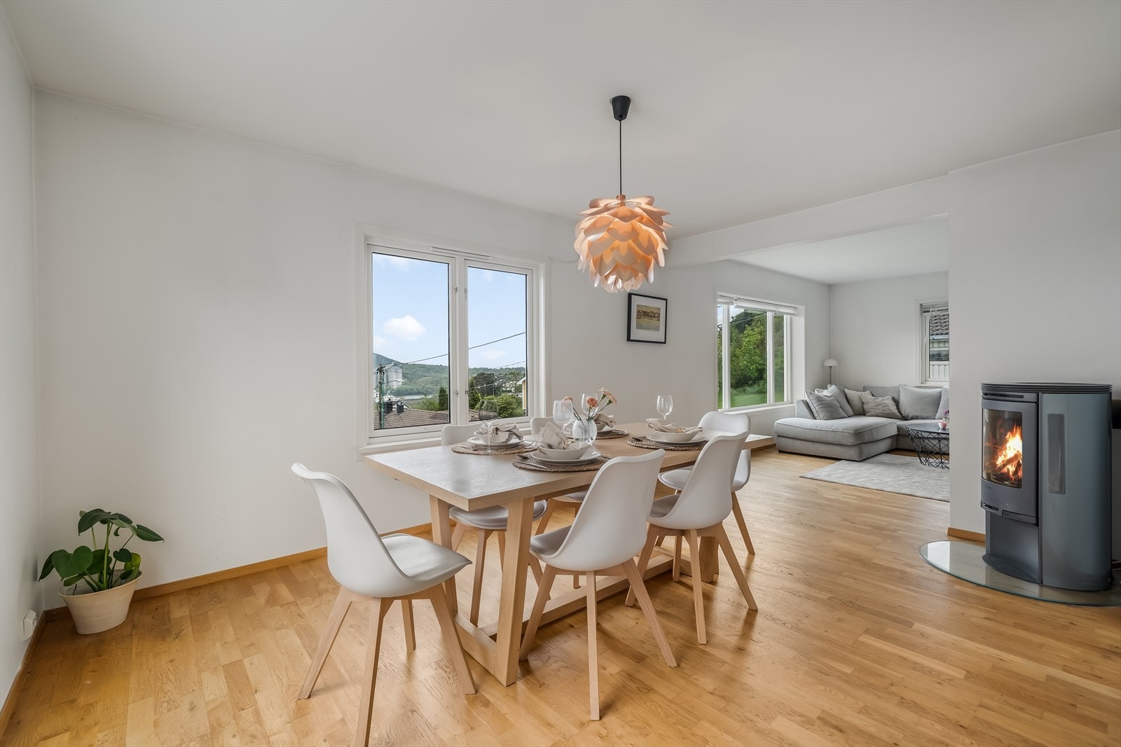 Spisestuen har plass til et stort spisebord og ligger i åpen løsning mot stuen. Galleribilde