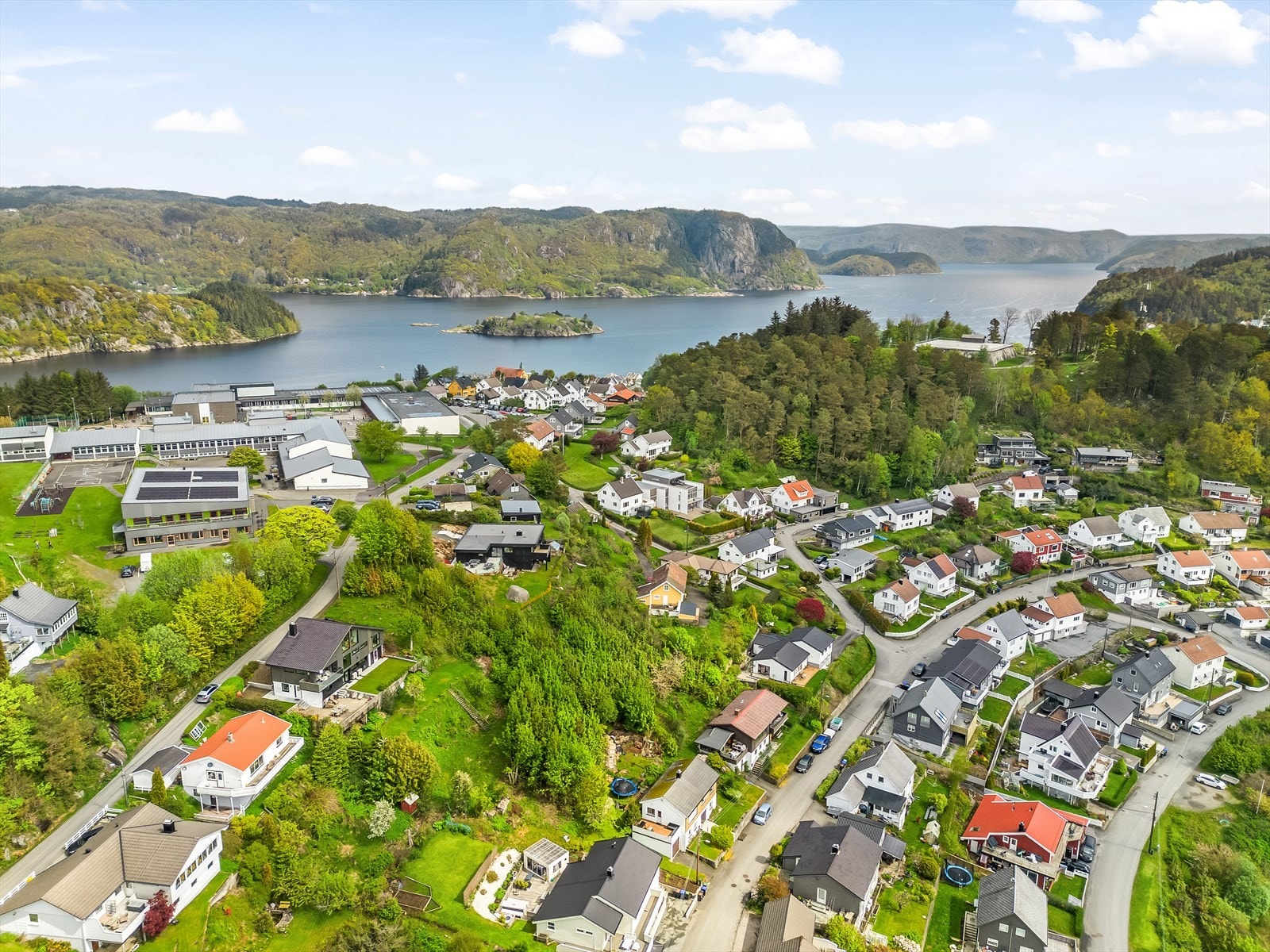 Kort vei til Farsund sentrum med butikker og servicetilbud som Rema 1000 og AMFI. Galleribilde