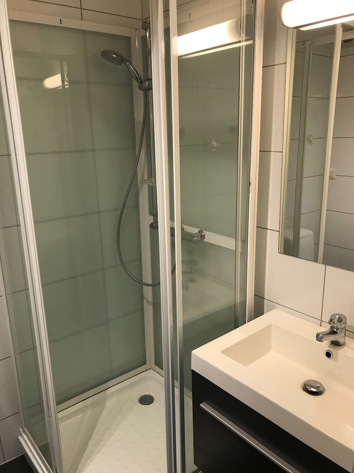 Privat bilde: Badet har elektriske varmekabler i gulvet og mekanisk avtrekk. Galleribilde