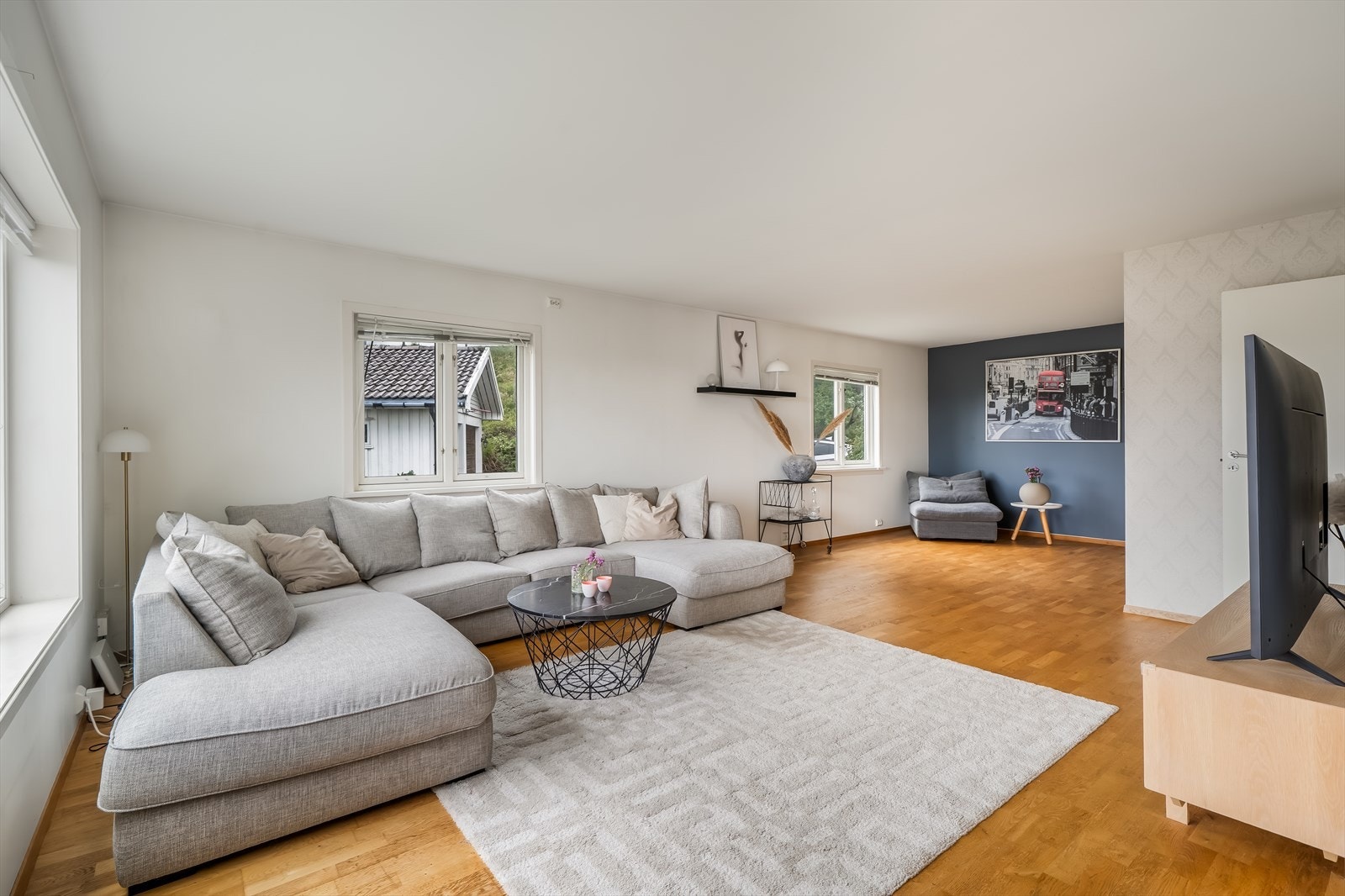 Stuen er romslig og gir god plass til en stor sofagruppe. Galleribilde
