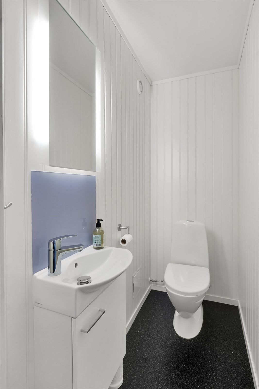 Toalettrommet er utstyrt med vask, toalett og sentralt avtrekk for ventilasjon. Galleribilde