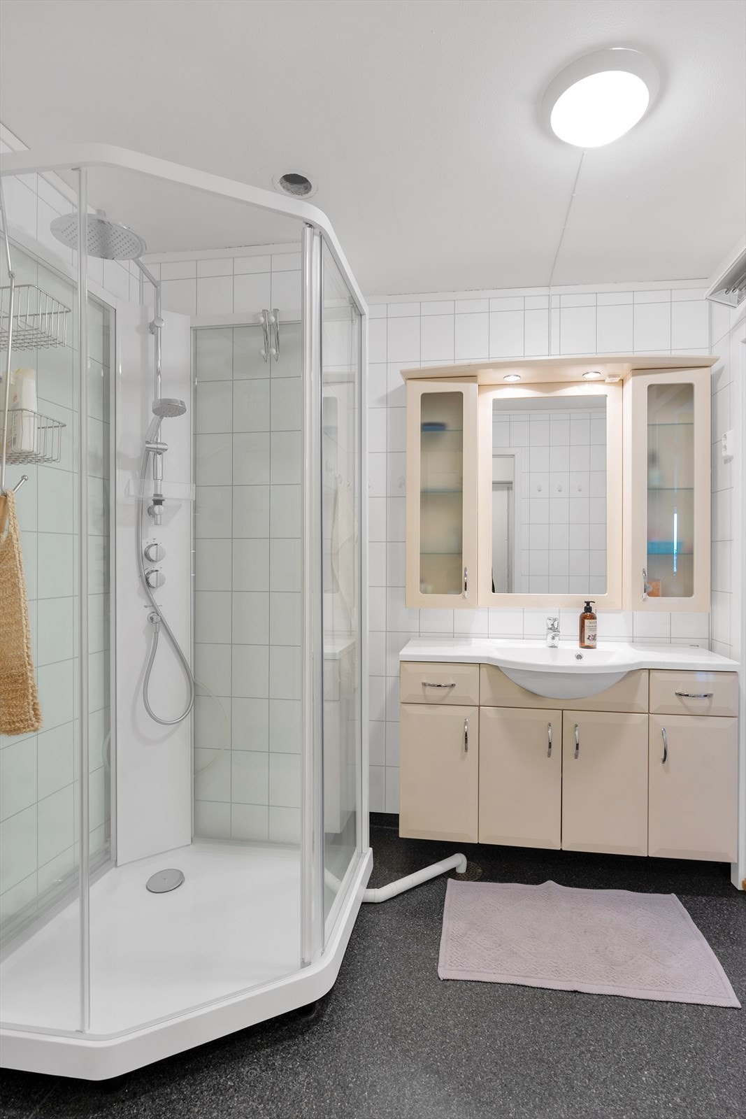 Badet har vinylgulv og vegger med baderomsplater. Reflektorovn for oppvarming. Galleribilde