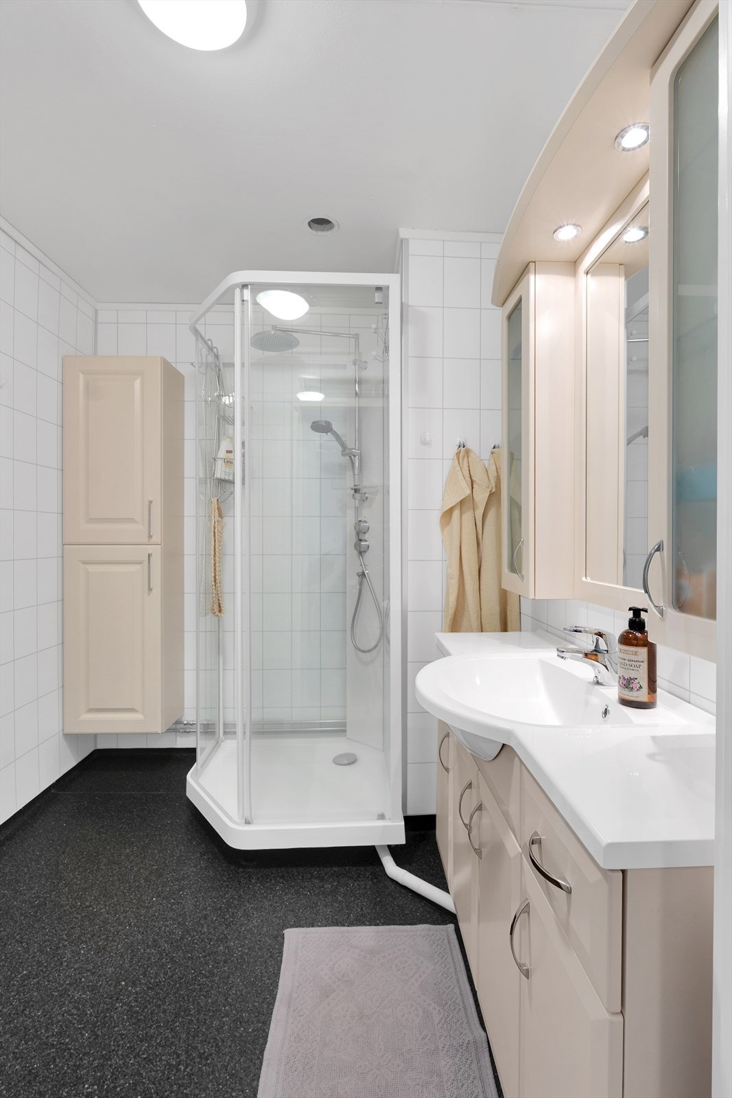 Dusjkabinett og innredning med servant gir praktiske løsninger på badet. Galleribilde