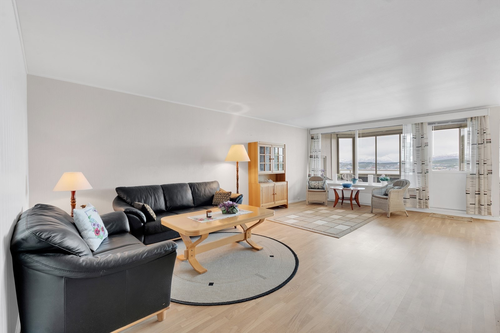Stuen har romslig plass med naturlig lysinnslipp fra store vinduer. Galleribilde