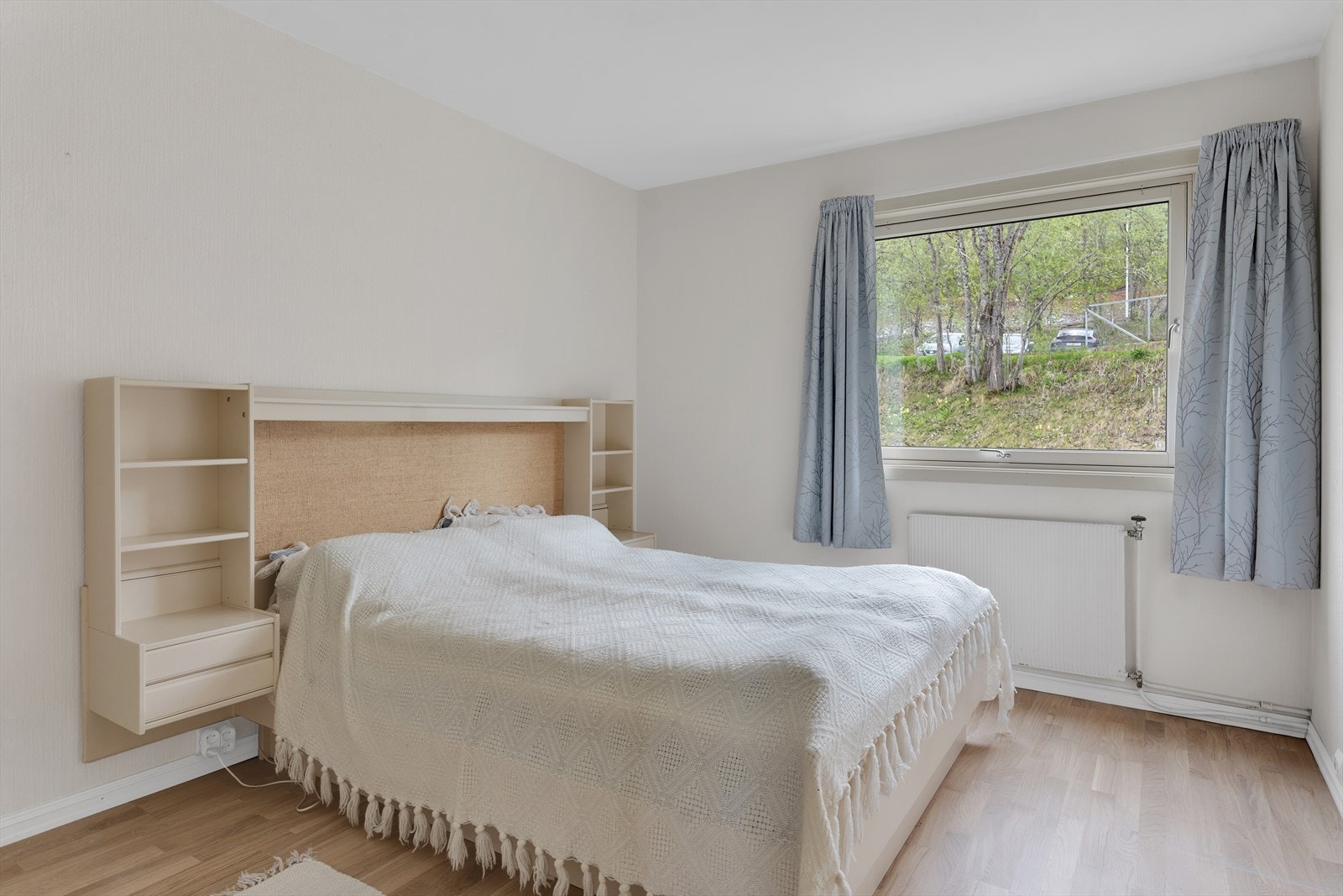 Hovedsoverommet har lys parkett på gulvet og tapetserte vegger. Galleribilde