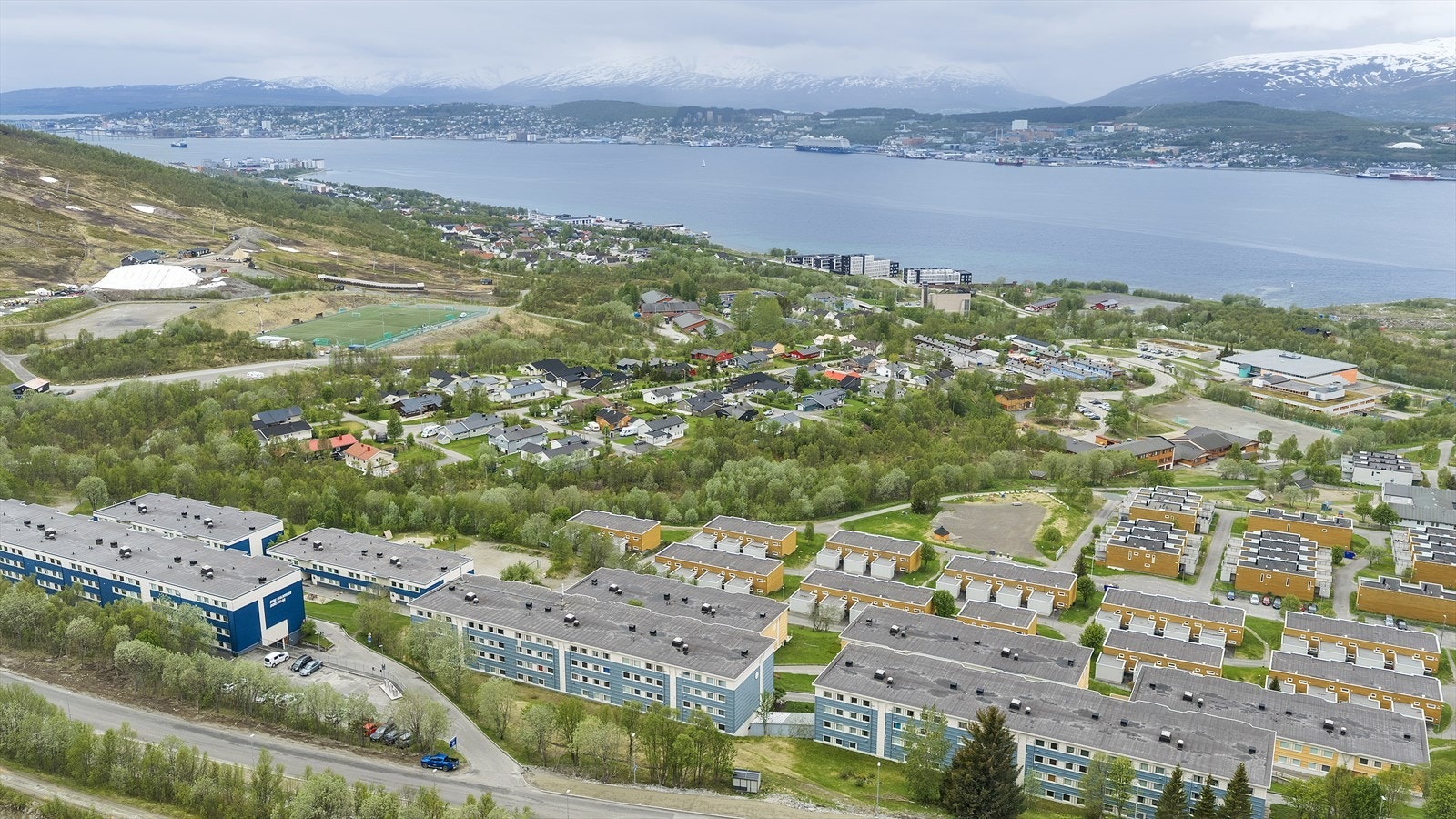 Området består av blokkleiligheter og rekkehus med kort avstand til servicetilbud. Galleribilde