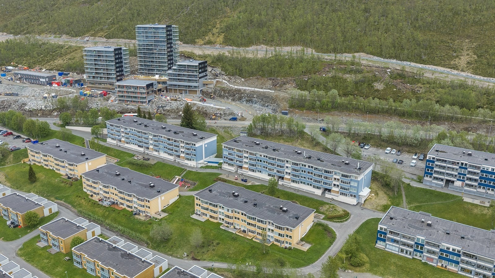 Eiendommen ligger i skrånende terreng med utsikt over nærliggende landskap. Galleribilde