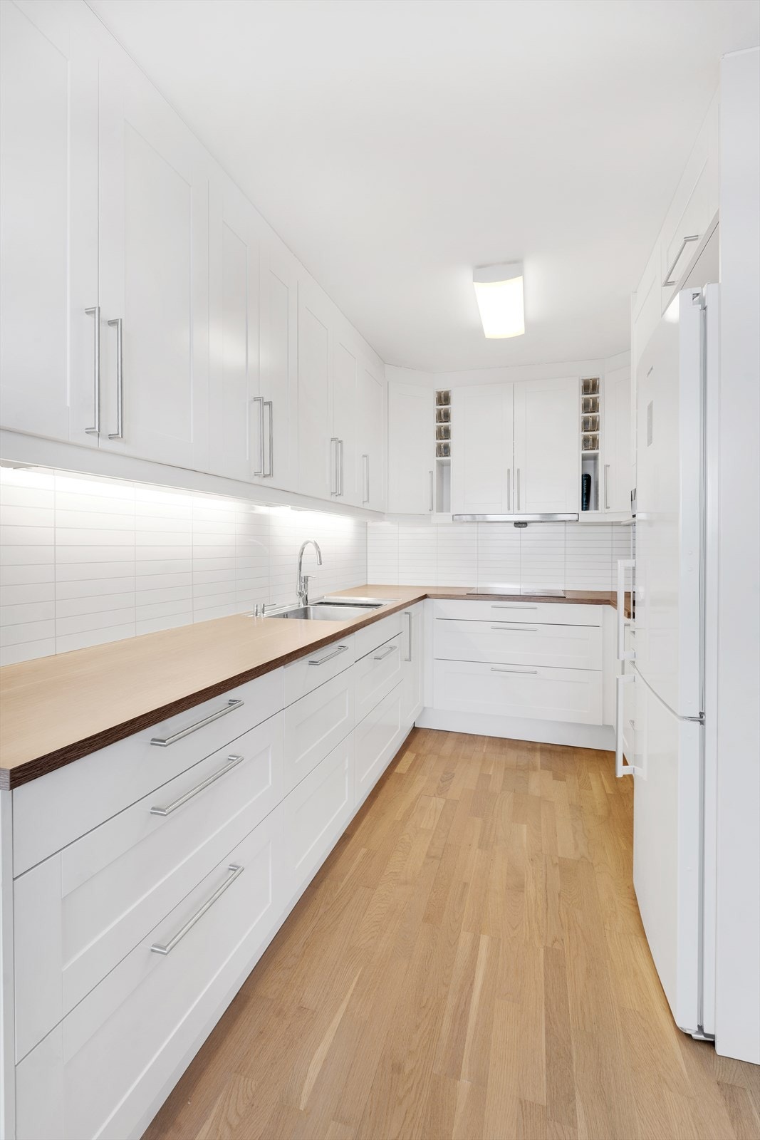 Arbeidsområdet er effektivt utformet med god benkeplass og rikelig med skapplass. Galleribilde