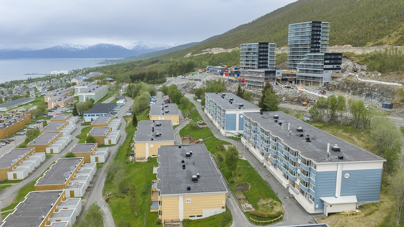 Boligen har nærhet til tur- og friluftsområder, inkludert lysløype og stier. Galleribilde