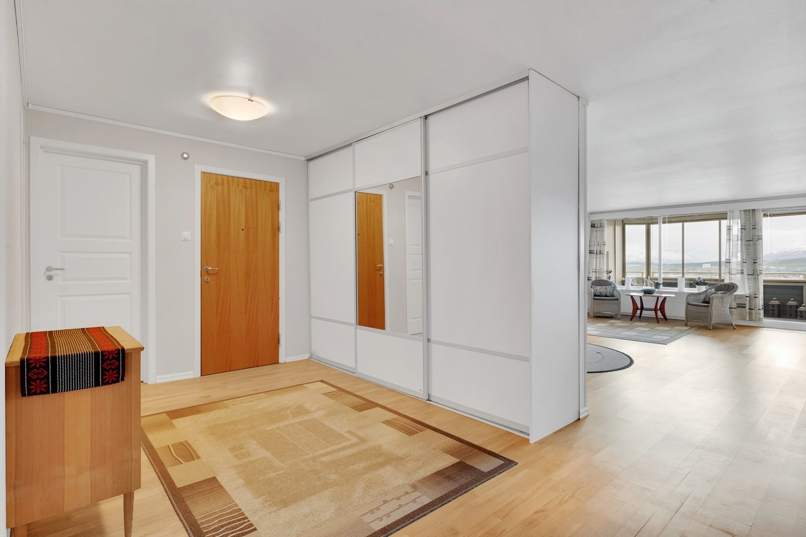 Skyvedørsgarderobe gir effektiv oppbevaring og en ryddig løsning i entréen. Galleribilde