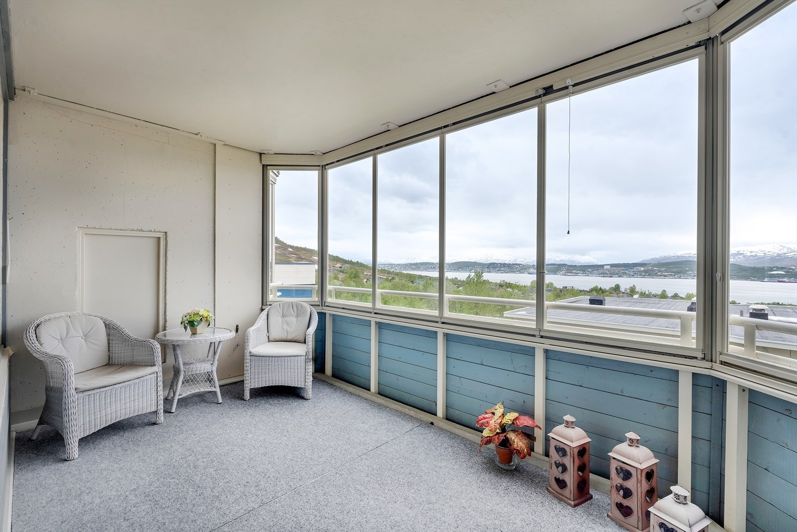 Innglasset balkong som kan åpnes opp gode sommerdager. Galleribilde