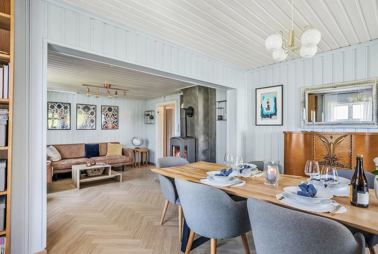 Det er god plass til både spisebord, sofagruppe og øvrig møblement Galleribilde