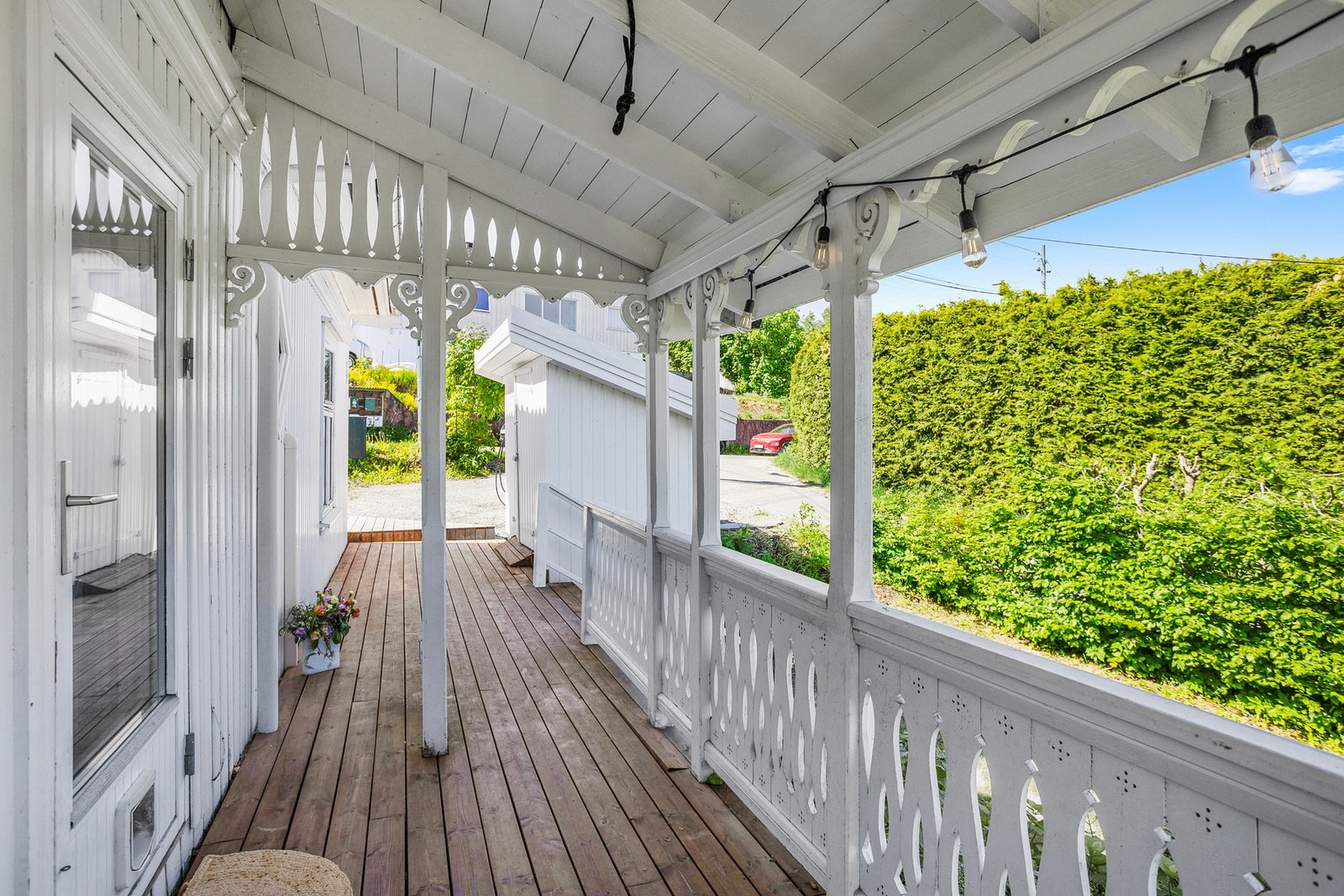 Terrassen er oppført i trekonstruksjoner med terrassebord på gulv og rekkverk i tre Galleribilde