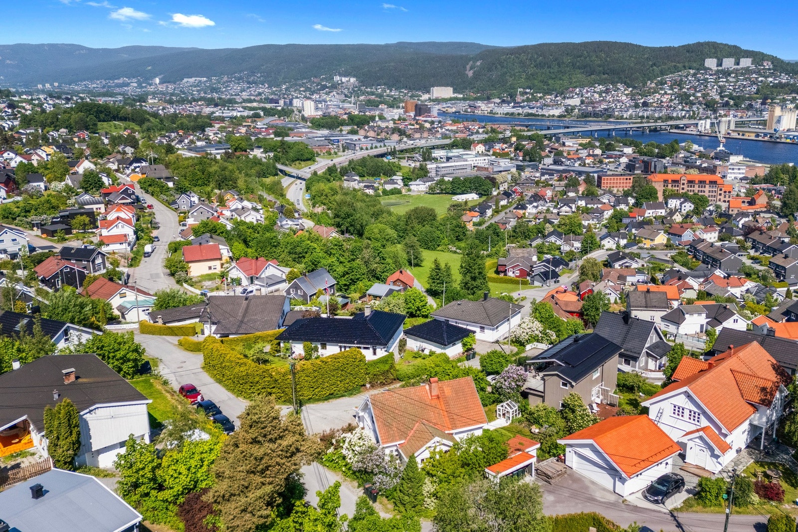Her har du nærhet til flotte turområder i Strømsåsen og kort vei til sentrum, offentlig kommunikasjon og fjorden med flere populære badeplasser Galleribilde