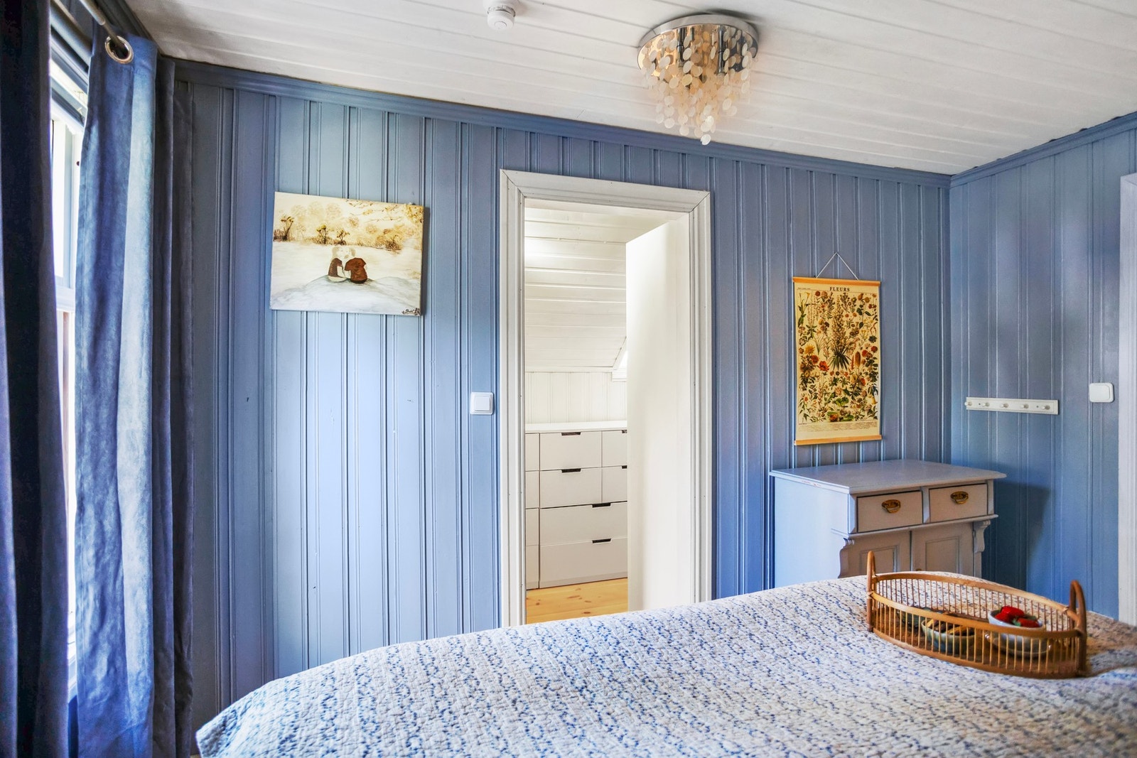 Begge rommene har god plass til dobbeltseng, nattbord og øvrig møblement, samt direkte adkomst til egen walk-in Galleribilde