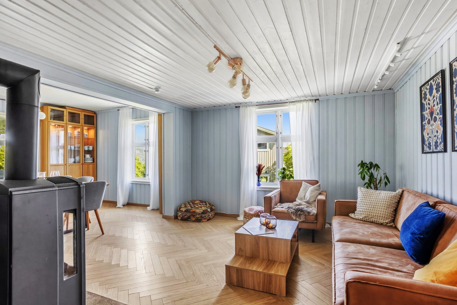 Dette er en sjarmerende enebolig over to plan med klassiske detaljer og tilbaketrukket beliggenhet i Fjellsbyen Galleribilde