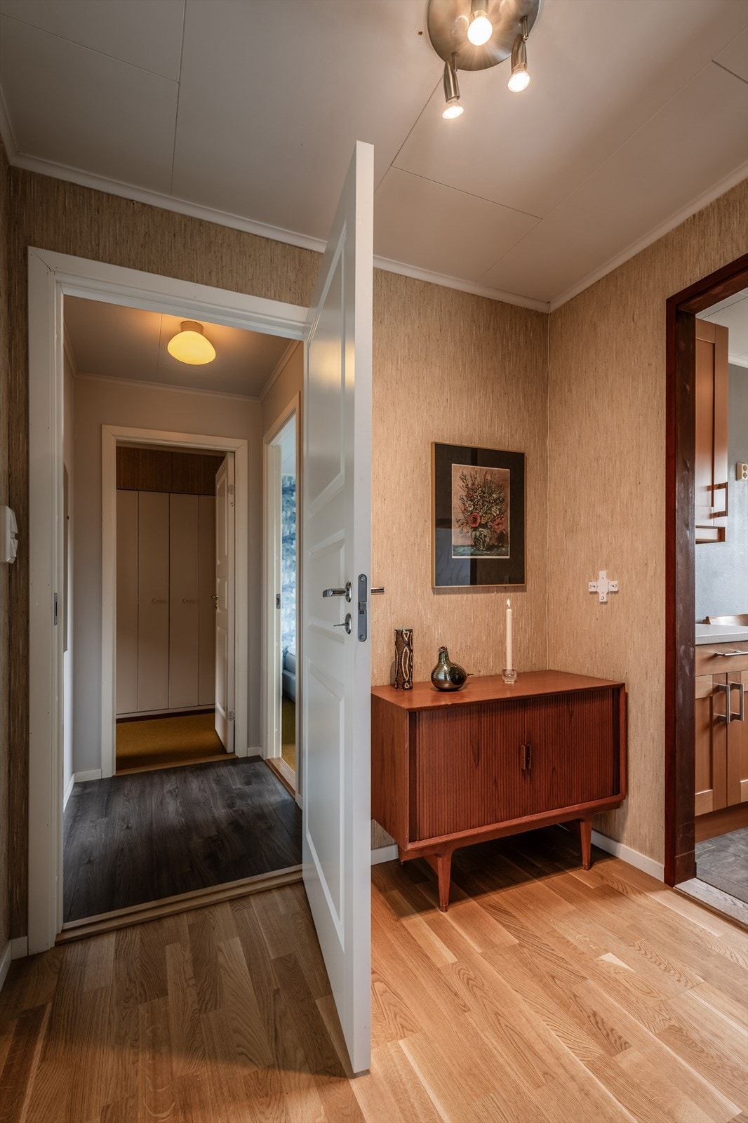 Entréen i første etasje har parkett på gulvet og leder videre inn til kjøkken og soveromsgang. Galleribilde
