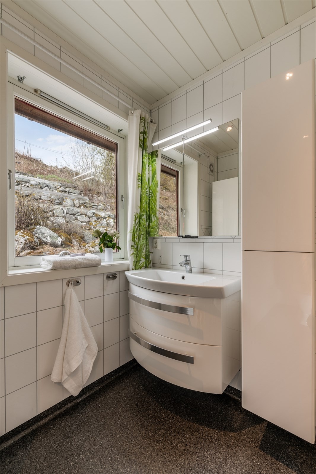 Badet er utstyrt med elektrisk styrt avtrekk i veggen. Galleribilde